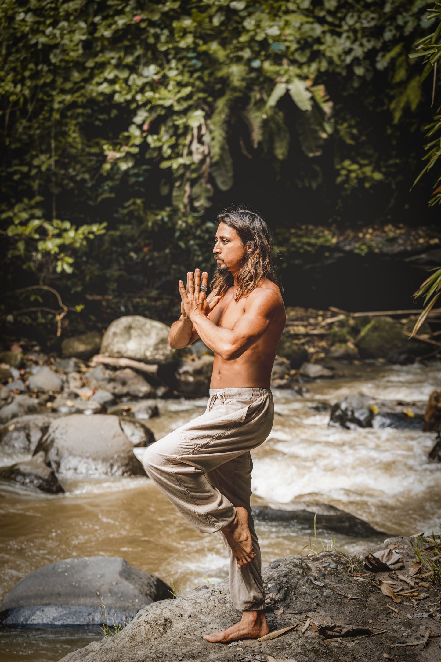 YUGI Beige Pantalon de yoga Harem en coton pour homme Poches teintées de plantes naturelles Yogi Respirant Gym Pantalon droit Cordon de serrage flexible Festival Rave AJJAYA