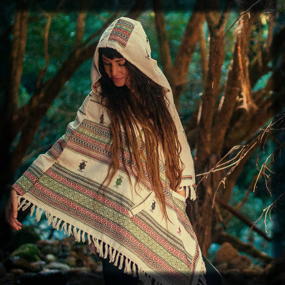 Poncho blanco hecho a mano con capucha de lana de cachemira, patrón tribal terroso Festival Gypsy AJJAYA Boho bohemio primitivo nómada bolsillos mexicanos