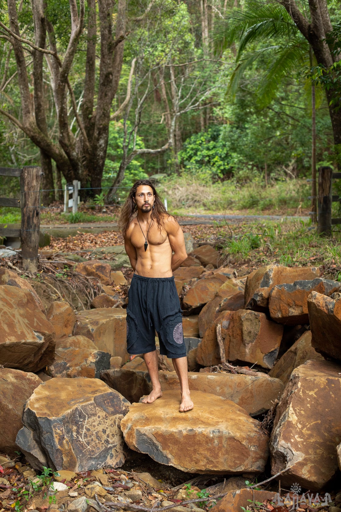 ASHTA Beige Kurze Hose Bio Hanf und Baumwolle Bequeme Herren Shorts mit Taschen Natürliches Yoga Workout Ninja Gypsy Festival Gym AJJAYA