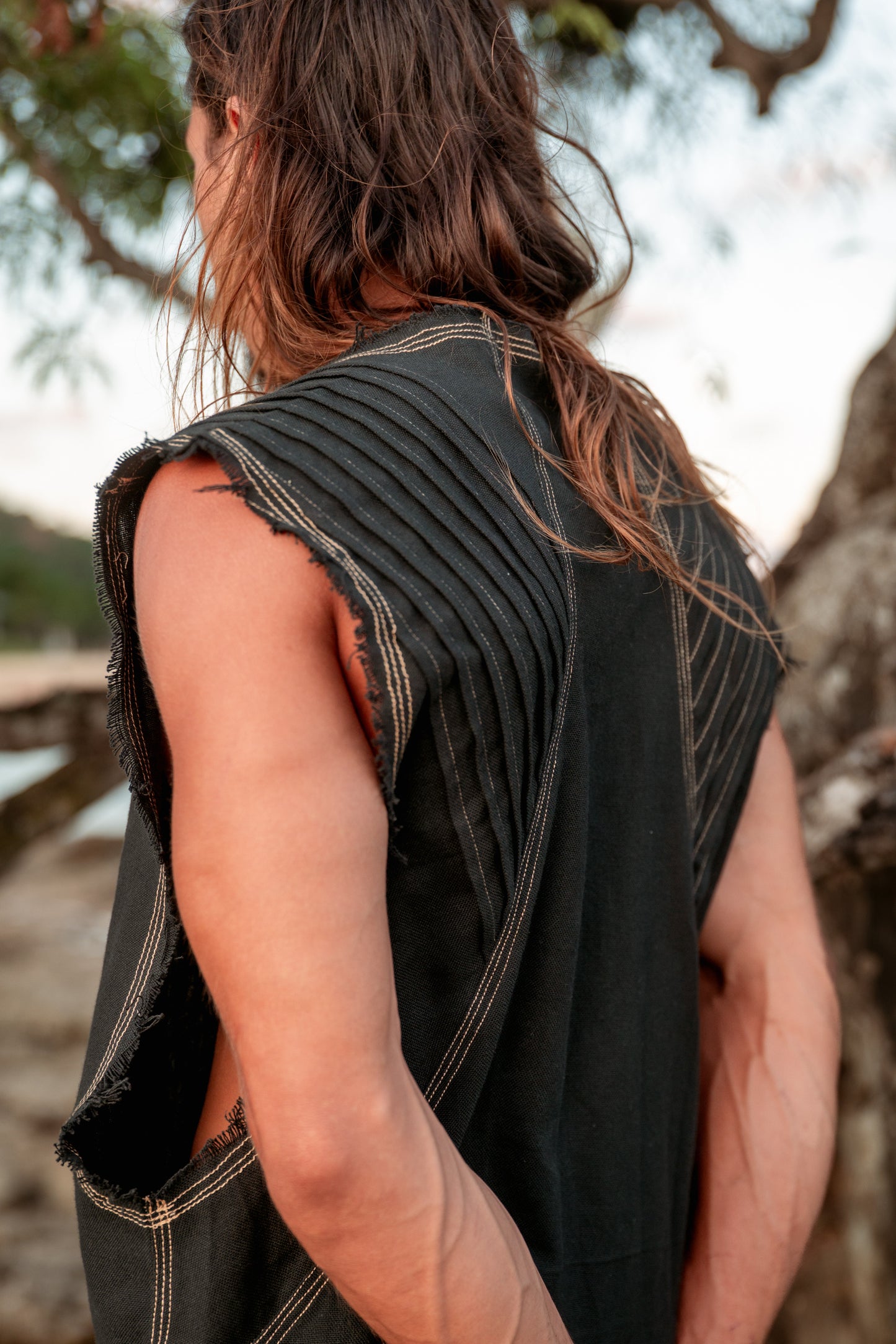 Camiseta sin mangas para hombre hecha a mano Beige Neo Gypsy sin mangas Earthy Top Shirt, Tribal Jungle Natural Savage Neck Festival Rave AJJAYA Nomadic Primitive