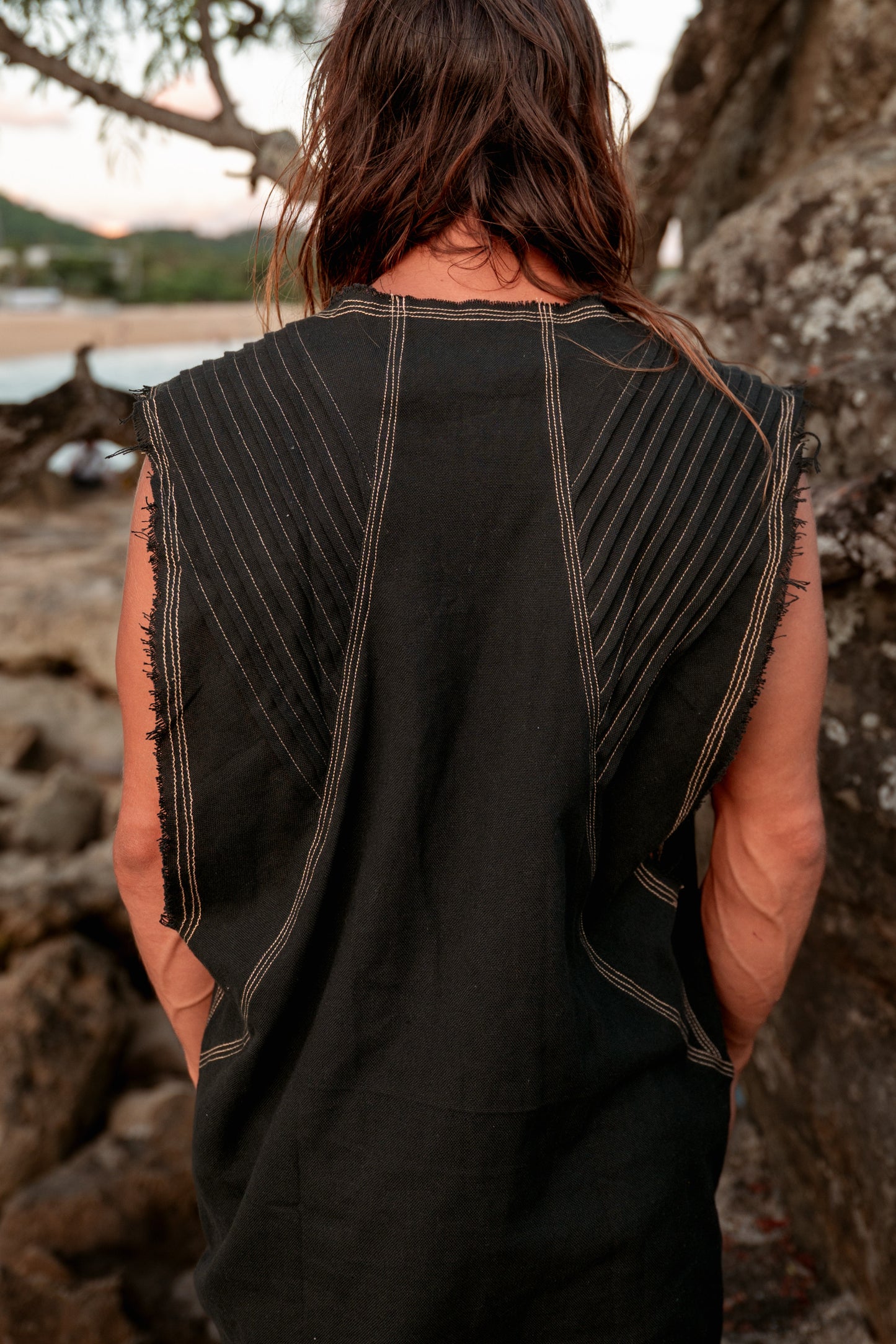 Camiseta sin mangas para hombre hecha a mano Beige Neo Gypsy sin mangas Earthy Top Shirt, Tribal Jungle Natural Savage Neck Festival Rave AJJAYA Nomadic Primitive