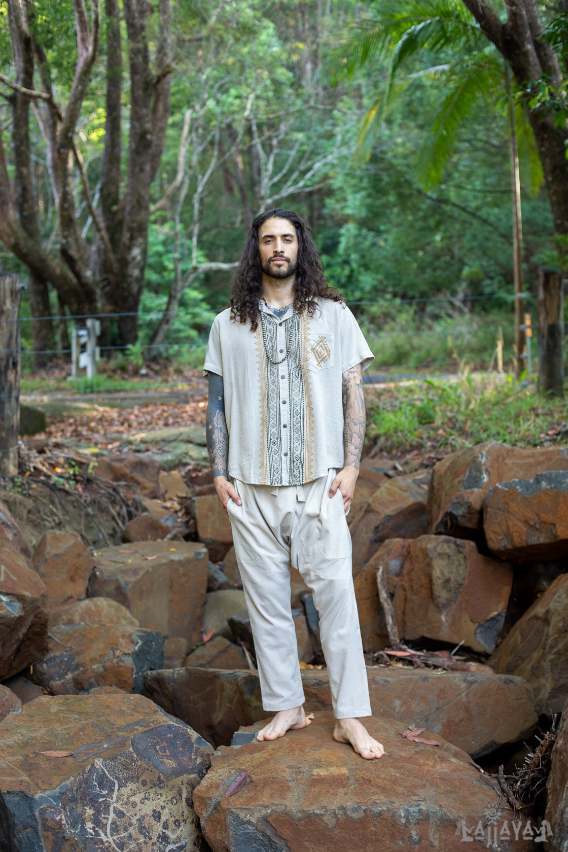 PABLO Beige Camisa holgada con cuello abotonado para hombre Camiseta de algodón de manga larga Top con estampado de bloque teñido naturalmente Bolsillo delantero Hecho a mano AJJAYA