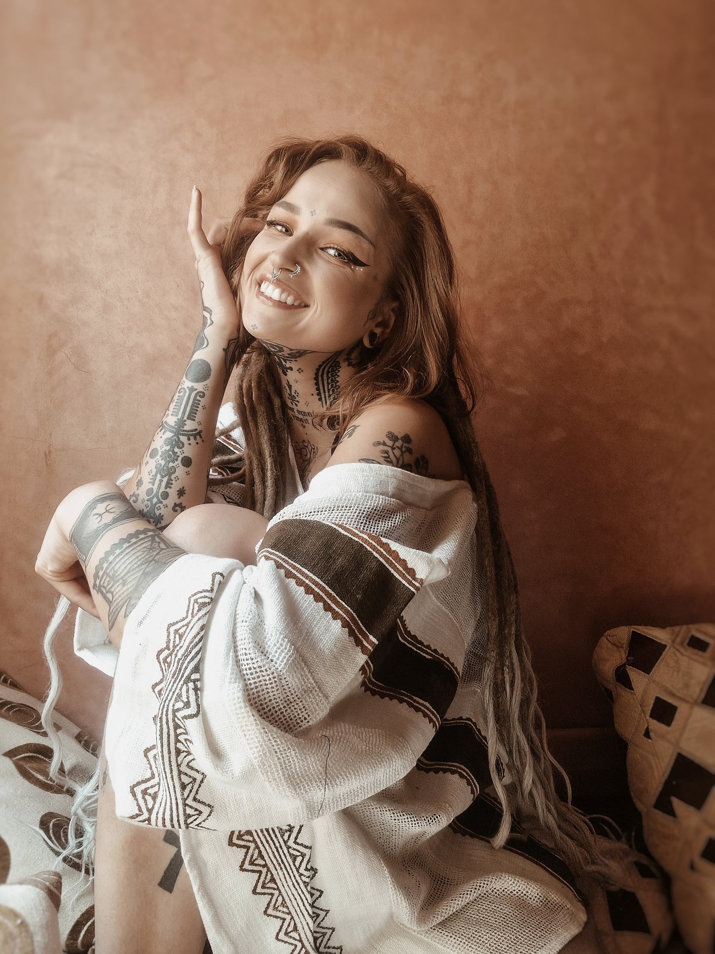 TAIKI Damen Baumwolltop Kaftan Hellbeige Creme Poncho Boho Block bedruckt Naturfarbmuster Festival Bohemian Hippie Schlüsselbein AJJAYA