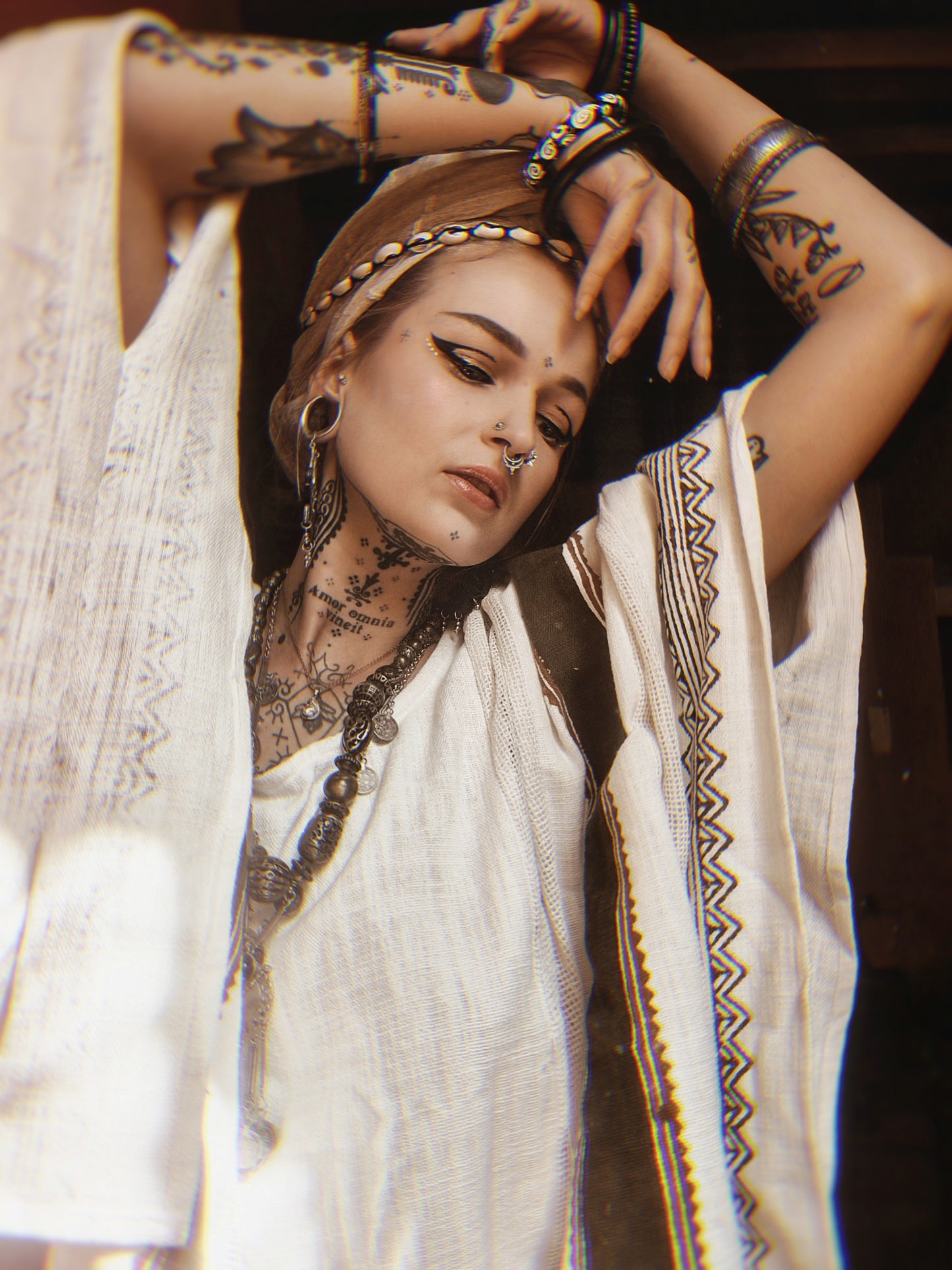 TAIKI Damen Baumwolltop Kaftan Hellbeige Creme Poncho Boho Block bedruckt Naturfarbmuster Festival Bohemian Hippie Schlüsselbein AJJAYA