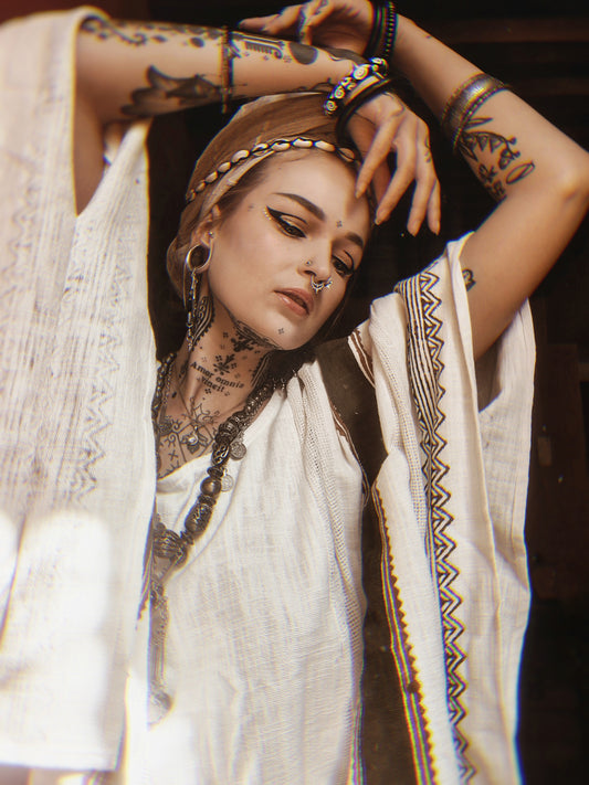 TAIKI Damen Baumwolltop Kaftan Hellbeige Creme Poncho Boho Block bedruckt Naturfarbmuster Festival Bohemian Hippie Schlüsselbein AJJAYA