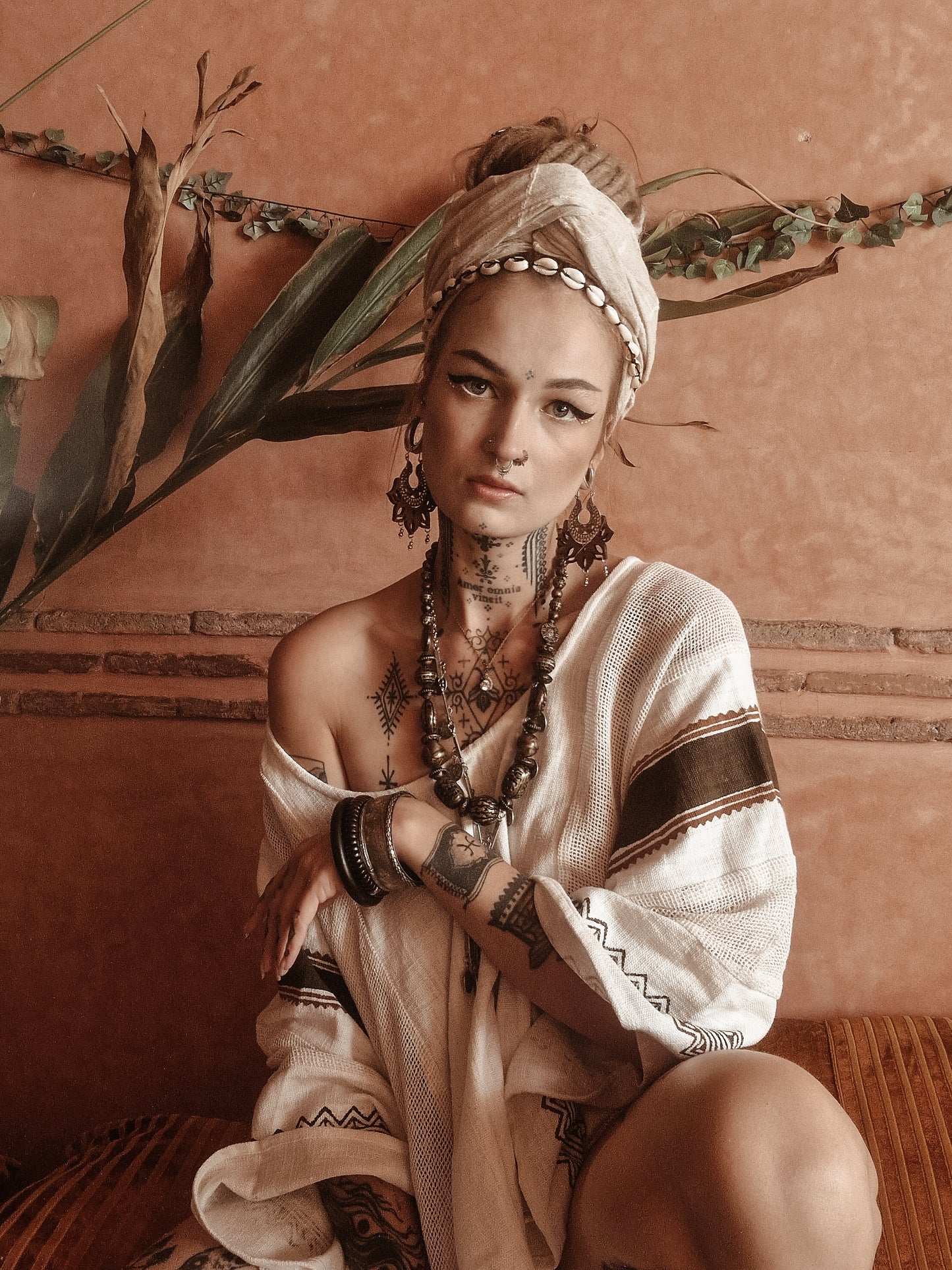 TAIKI Damen Baumwolltop Kaftan Hellbeige Creme Poncho Boho Block bedruckt Naturfarbmuster Festival Bohemian Hippie Schlüsselbein AJJAYA