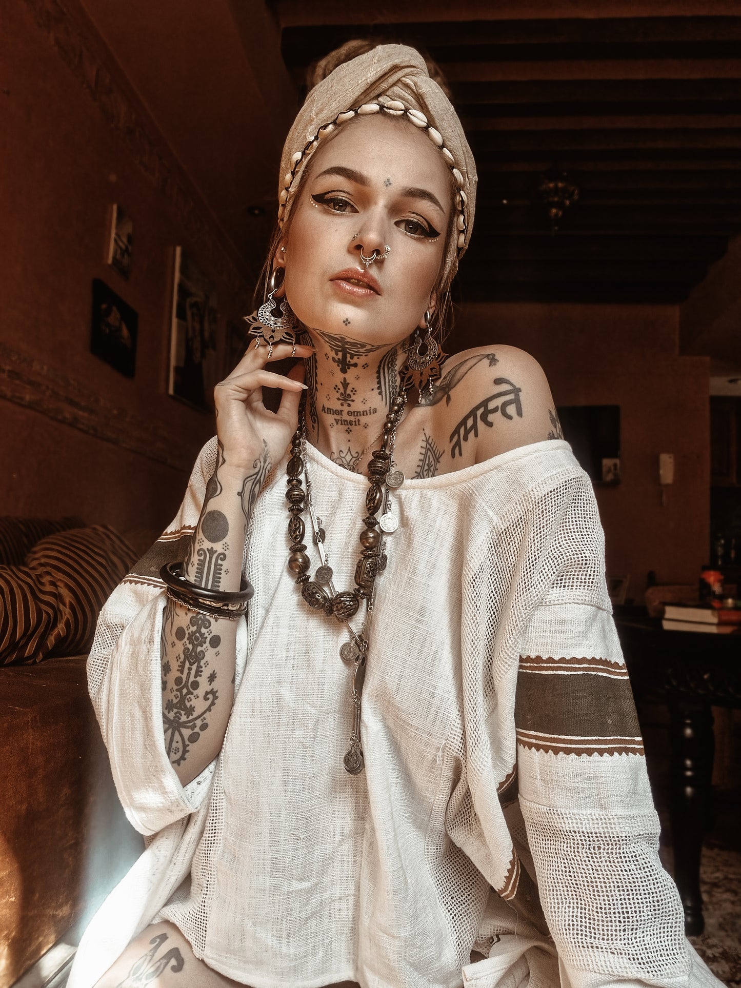 TAIKI Damen Baumwolltop Kaftan Hellbeige Creme Poncho Boho Block bedruckt Naturfarbmuster Festival Bohemian Hippie Schlüsselbein AJJAYA