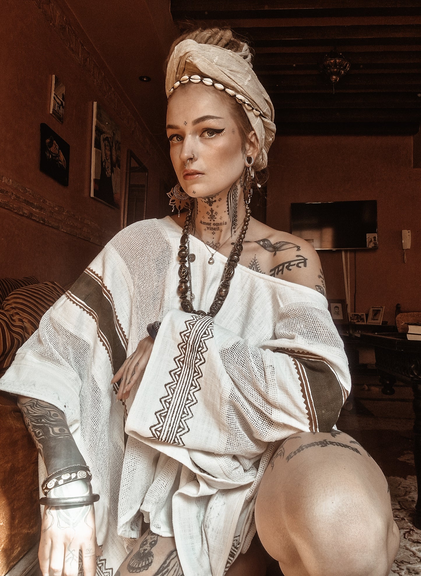 TAIKI Damen Baumwolltop Kaftan Hellbeige Creme Poncho Boho Block bedruckt Naturfarbmuster Festival Bohemian Hippie Schlüsselbein AJJAYA