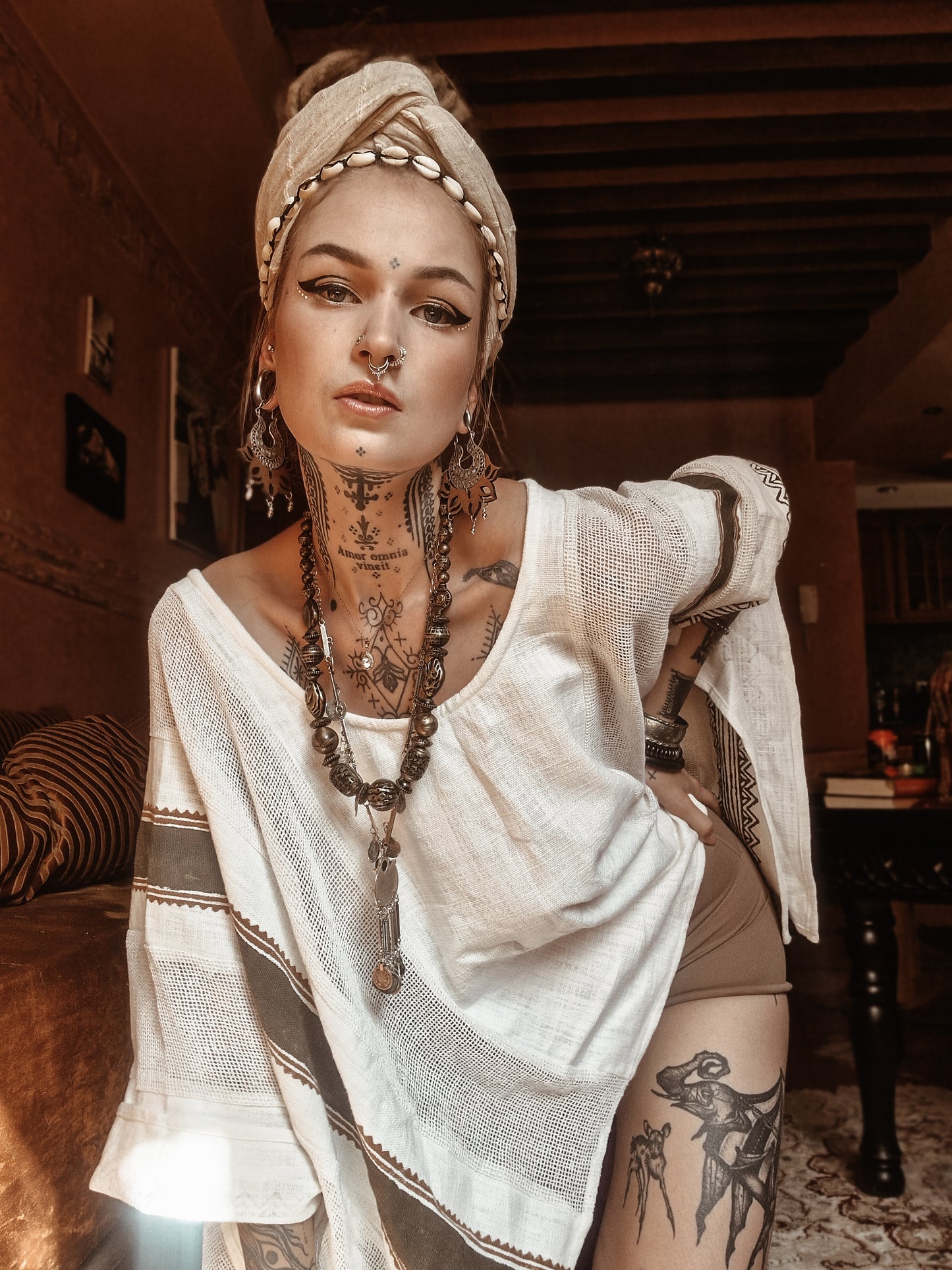TAIKI Damen Baumwolltop Kaftan Hellbeige Creme Poncho Boho Block bedruckt Naturfarbmuster Festival Bohemian Hippie Schlüsselbein AJJAYA
