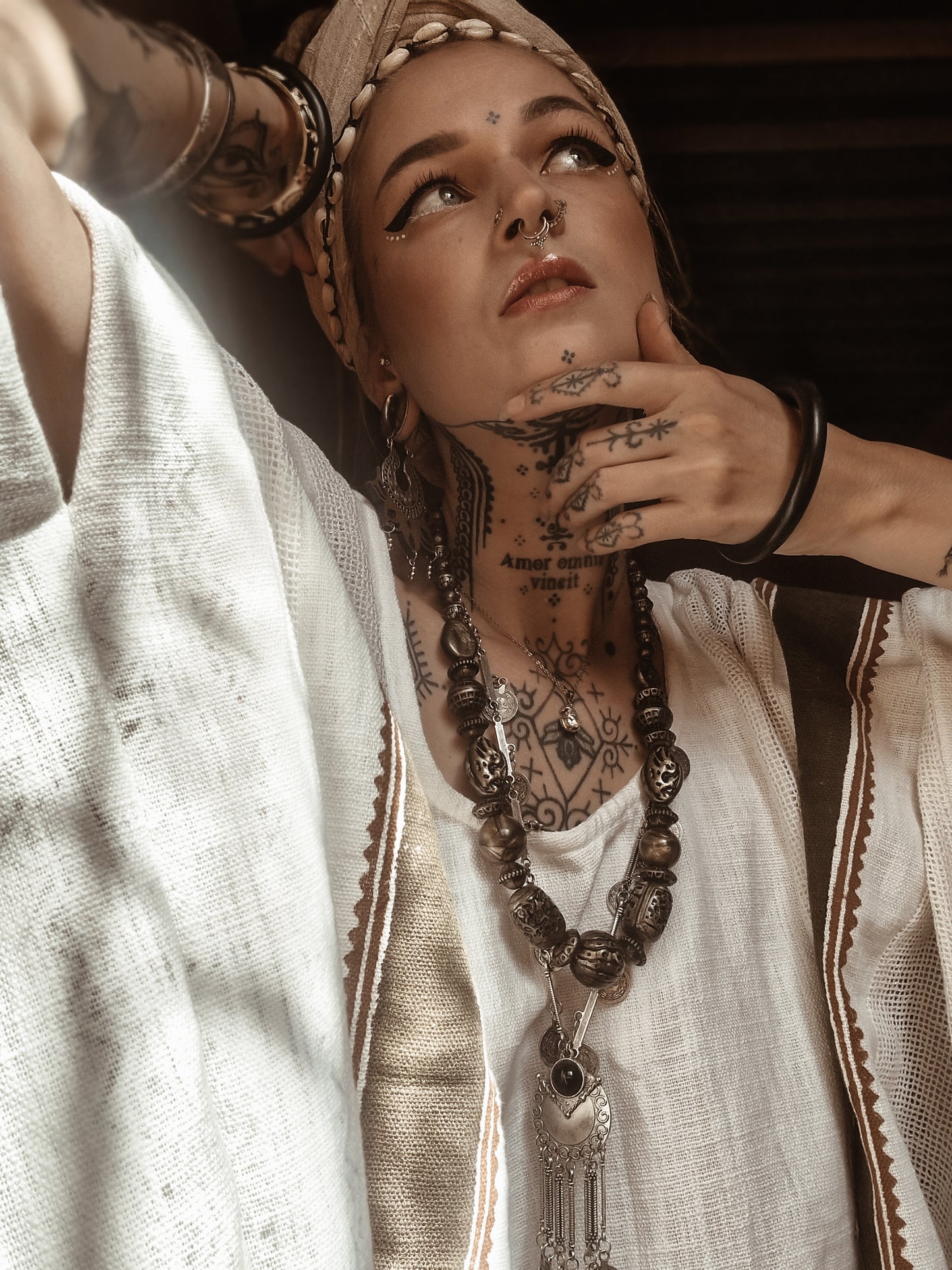 TAIKI Damen Baumwolltop Kaftan Hellbeige Creme Poncho Boho Block bedruckt Naturfarbmuster Festival Bohemian Hippie Schlüsselbein AJJAYA