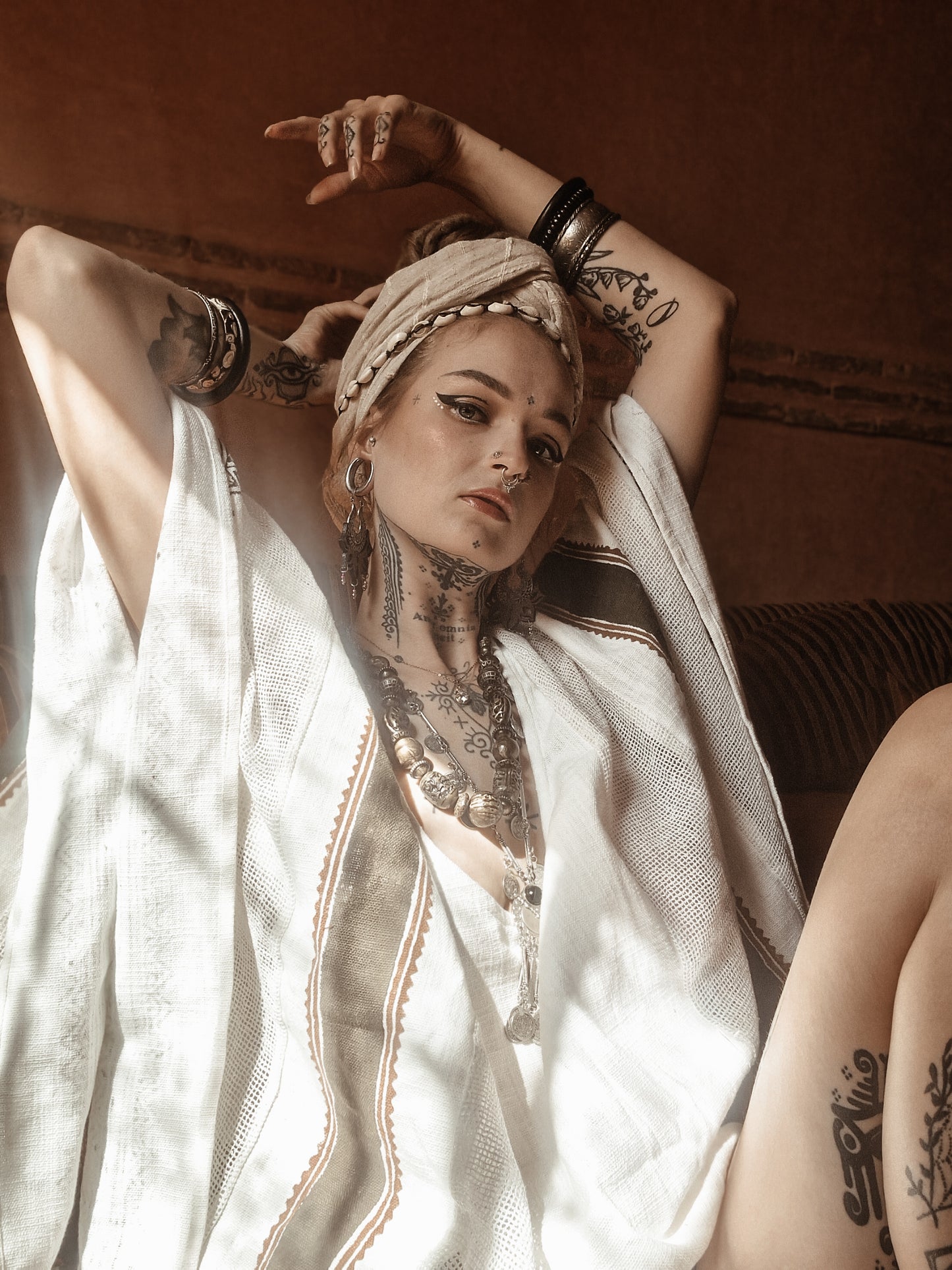 TAIKI Damen Baumwolltop Kaftan Hellbeige Creme Poncho Boho Block bedruckt Naturfarbmuster Festival Bohemian Hippie Schlüsselbein AJJAYA