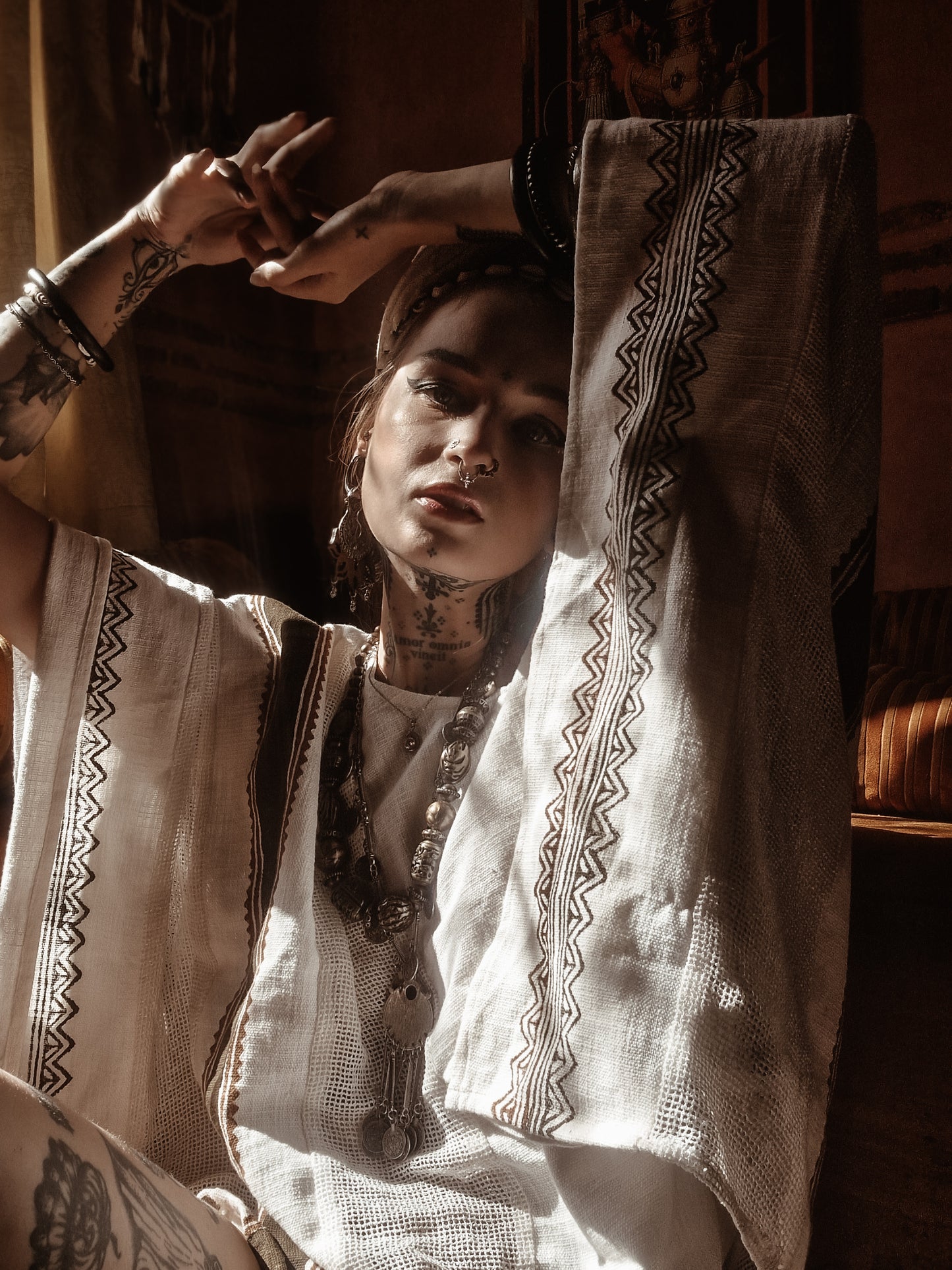 TAIKI Damen Baumwolltop Kaftan Hellbeige Creme Poncho Boho Block bedruckt Naturfarbmuster Festival Bohemian Hippie Schlüsselbein AJJAYA