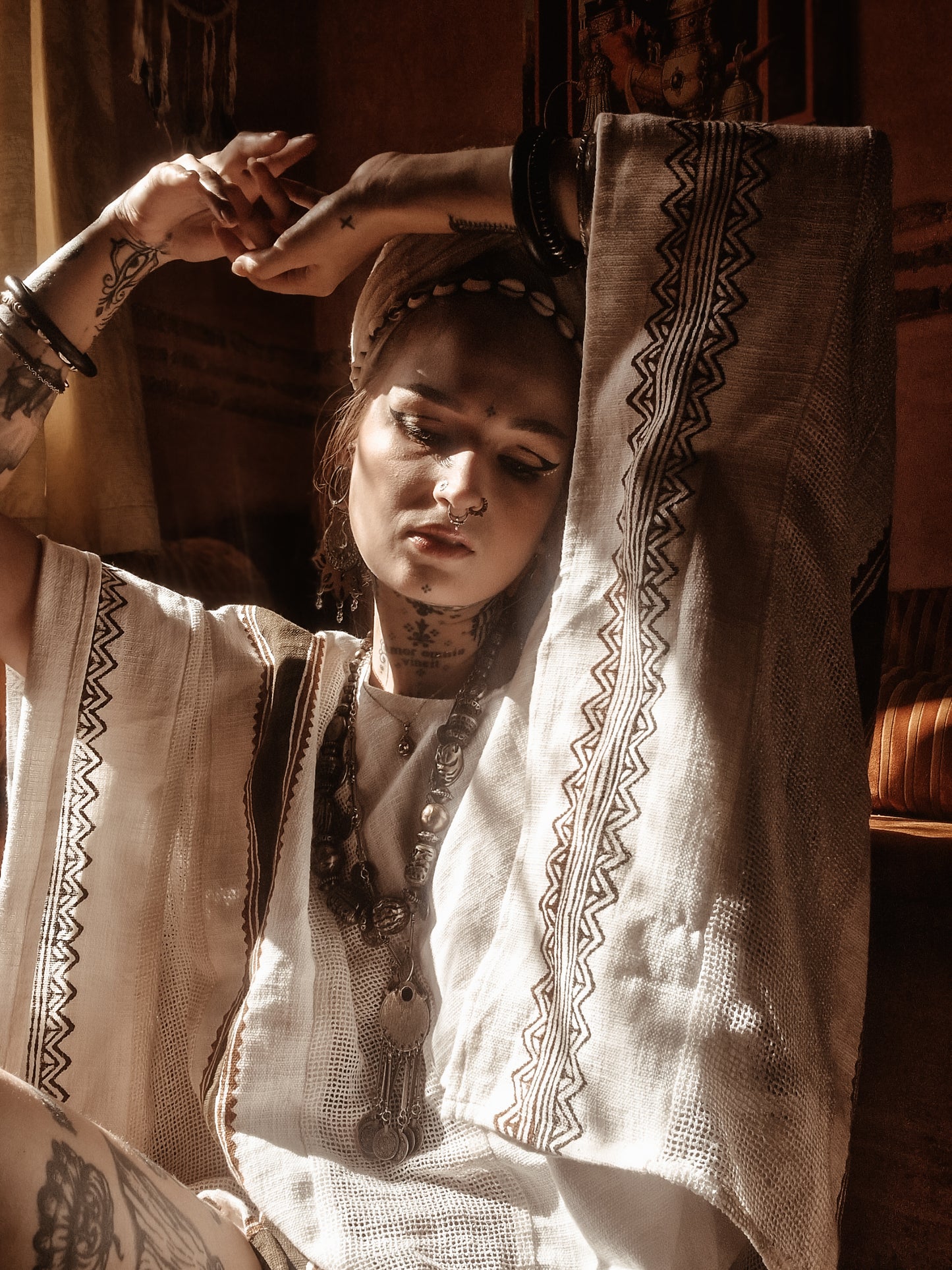 TAIKI Damen Baumwolltop Kaftan Hellbeige Creme Poncho Boho Block bedruckt Naturfarbmuster Festival Bohemian Hippie Schlüsselbein AJJAYA