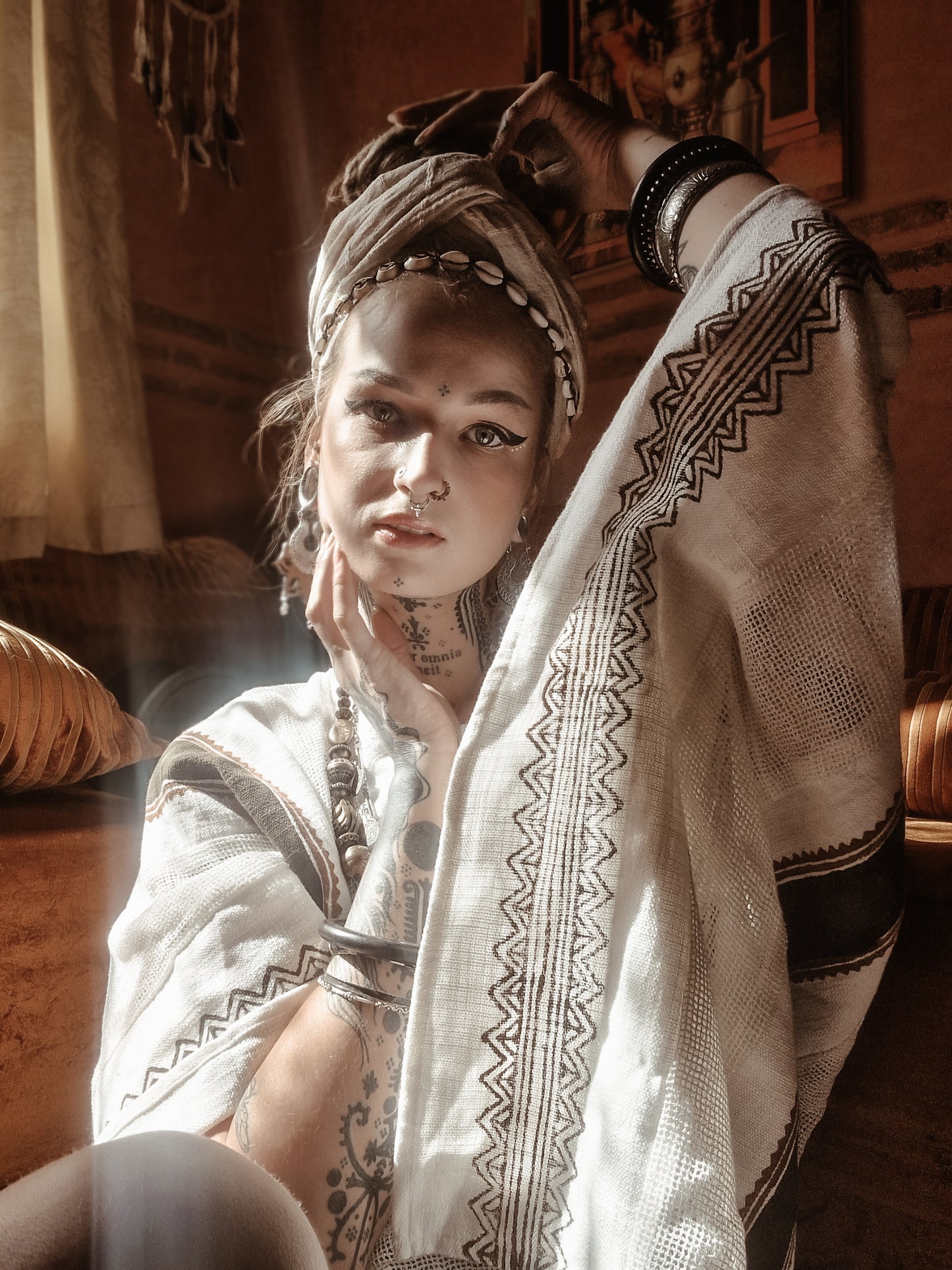 TAIKI Damen Baumwolltop Kaftan Hellbeige Creme Poncho Boho Block bedruckt Naturfarbmuster Festival Bohemian Hippie Schlüsselbein AJJAYA