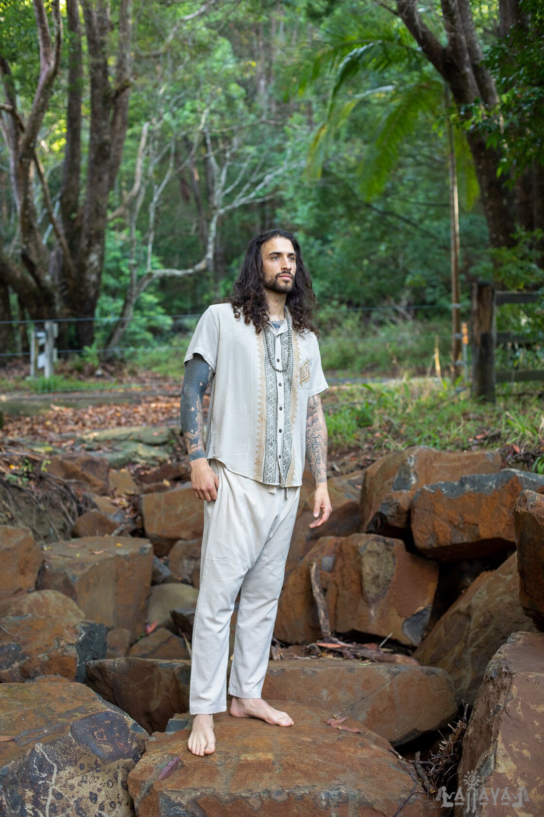 PABLO Beige Camisa holgada con cuello abotonado para hombre Camiseta de algodón de manga larga Top con estampado de bloque teñido naturalmente Bolsillo delantero Hecho a mano AJJAYA