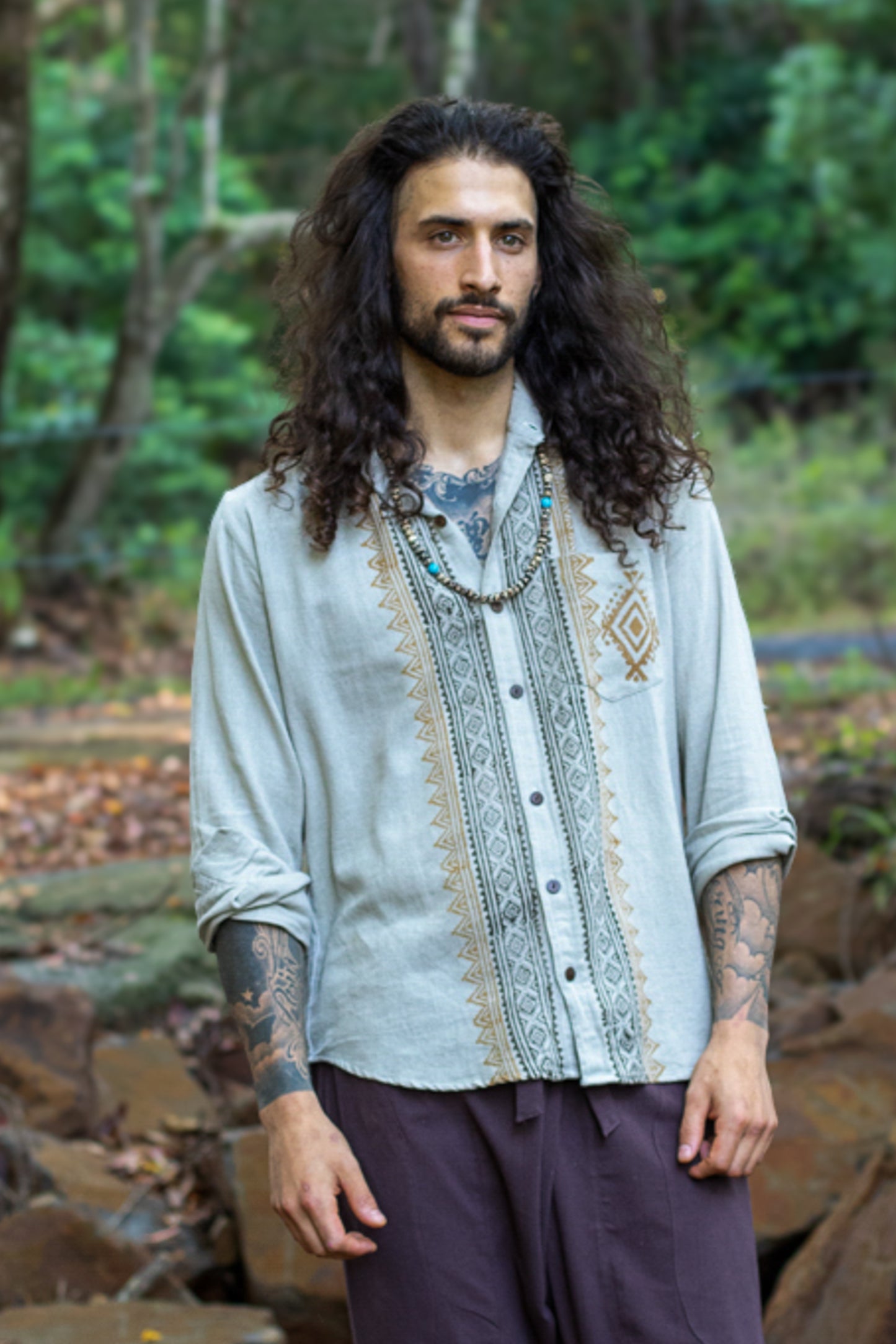 PABLO Beige Herren Lockeres Button Down Kragen Hemd Baumwolle Langarm Top Naturgefärbt Block bedruckt Muster Fronttasche Handmade AJJAYA