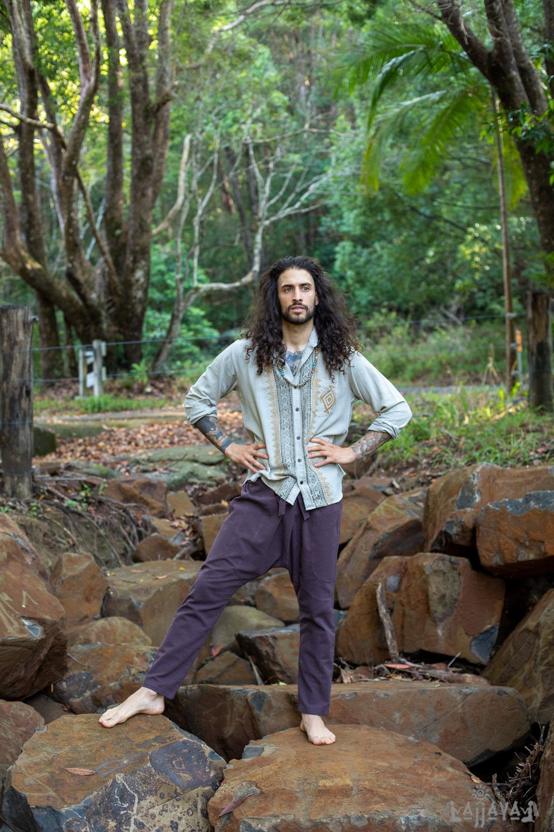 PABLO Beige Herren Lockeres Button Down Kragen Hemd Baumwolle Langarm Top Naturgefärbt Block bedruckt Muster Fronttasche Handmade AJJAYA