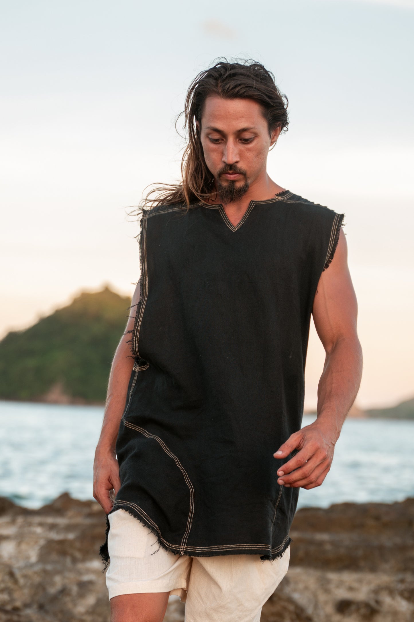 Camiseta sin mangas para hombre hecha a mano Beige Neo Gypsy sin mangas Earthy Top Shirt, Tribal Jungle Natural Savage Neck Festival Rave AJJAYA Nomadic Primitive