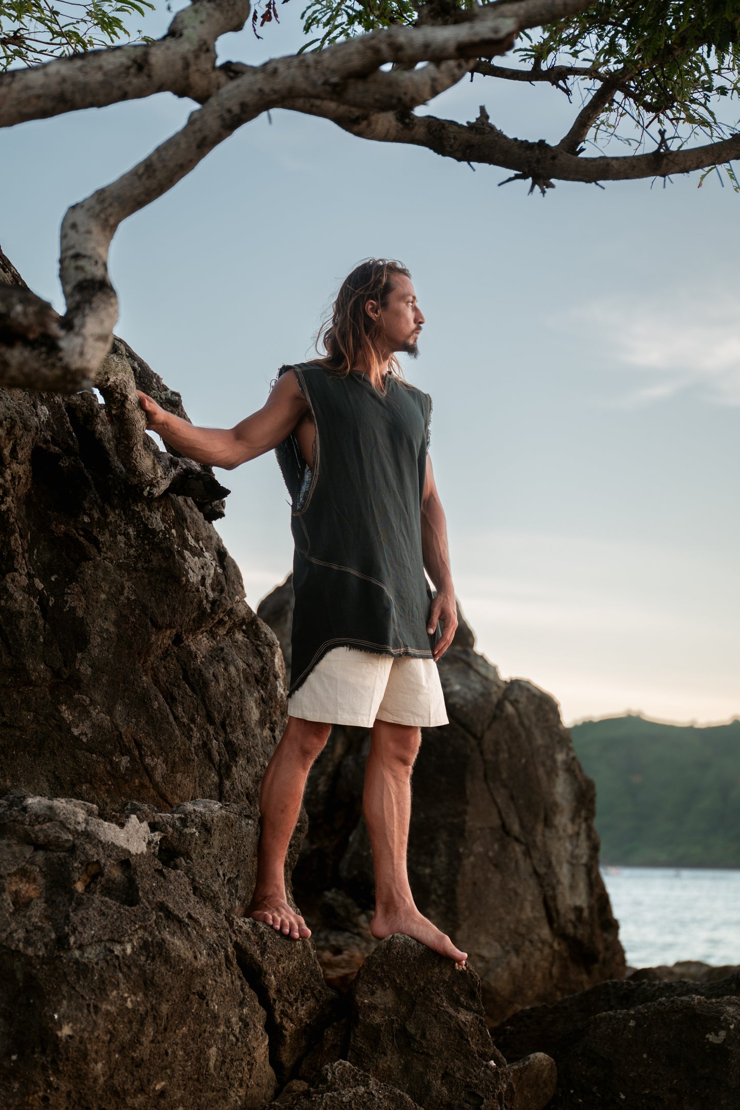 Camiseta sin mangas para hombre hecha a mano Beige Neo Gypsy sin mangas Earthy Top Shirt, Tribal Jungle Natural Savage Neck Festival Rave AJJAYA Nomadic Primitive