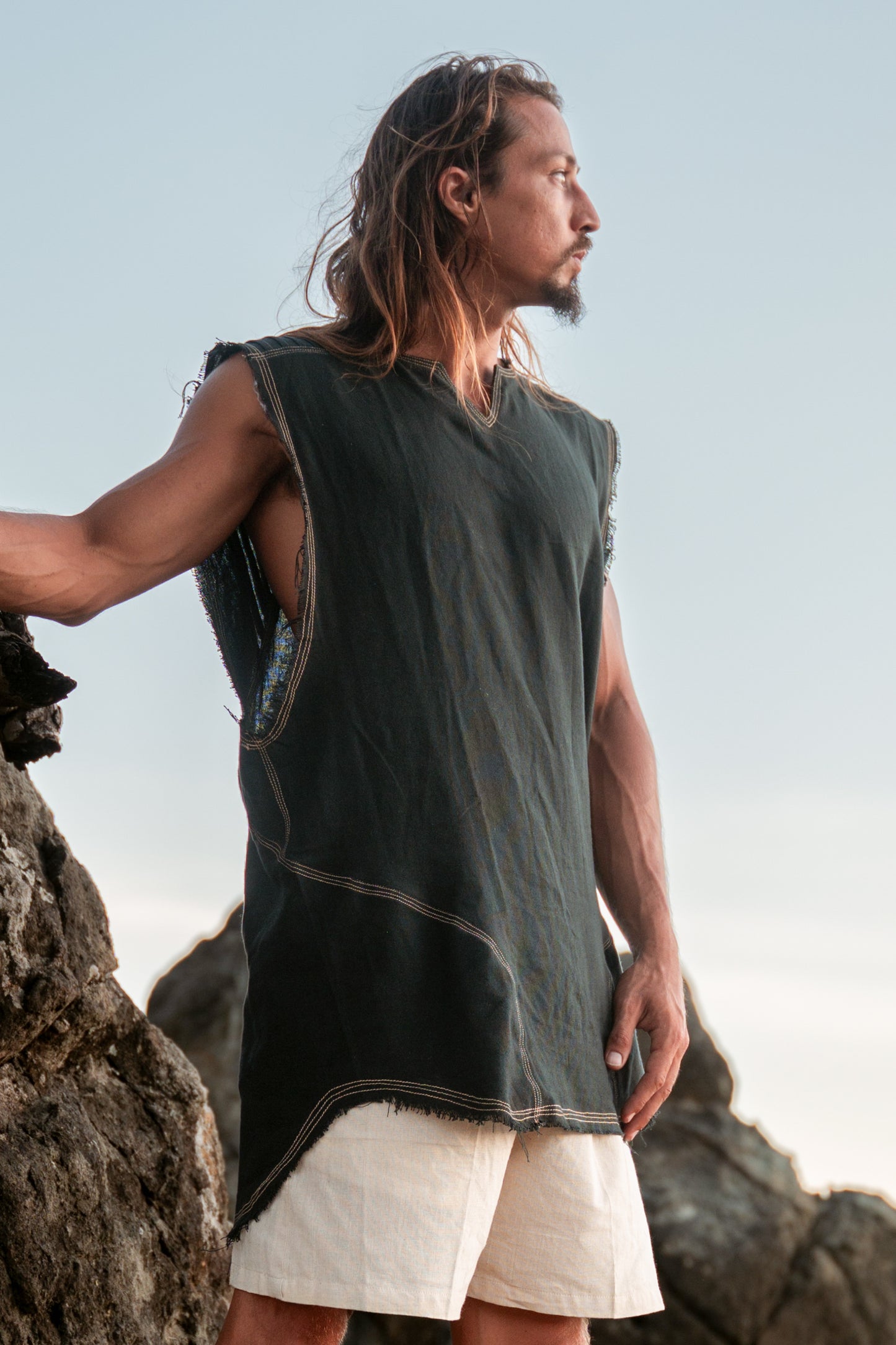 Camiseta sin mangas para hombre hecha a mano Beige Neo Gypsy sin mangas Earthy Top Shirt, Tribal Jungle Natural Savage Neck Festival Rave AJJAYA Nomadic Primitive