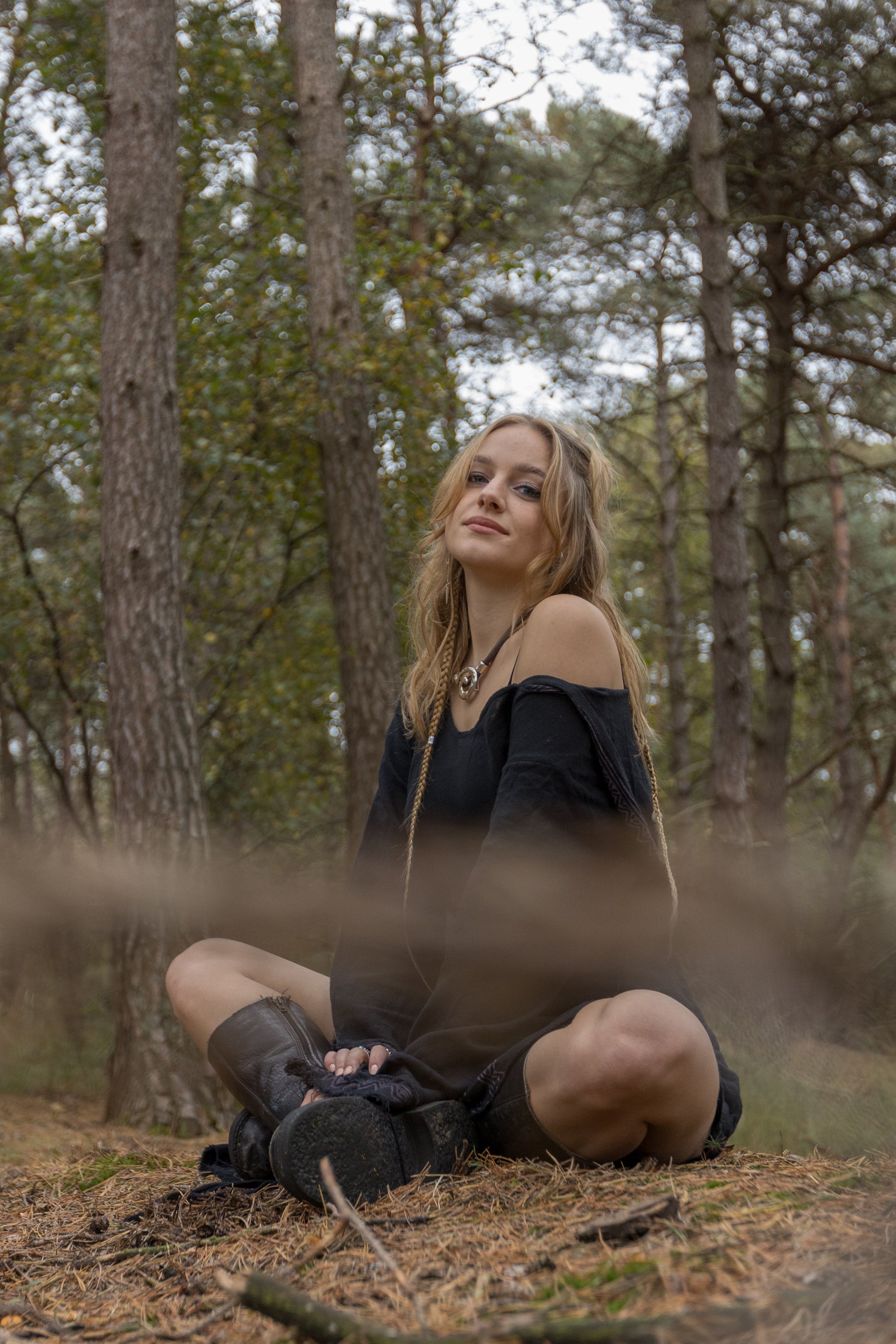 MISTIK Kleid Maxi Nacht Schwarz Langarm Kapuze Knöchellänge Naturgefärbt Baumwolle Block Bedruckt Muster Fee Gypsy Boho Festival AJJAYA