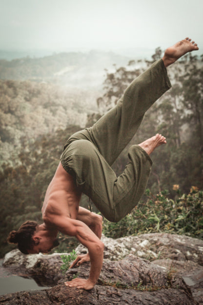 YUGI Green Sage Pantalon de yoga en coton pour hommes Poches teintées de plantes naturelles Yogi Respirant Gym Pantalon droit Festival de cordon flexible AJJAYA