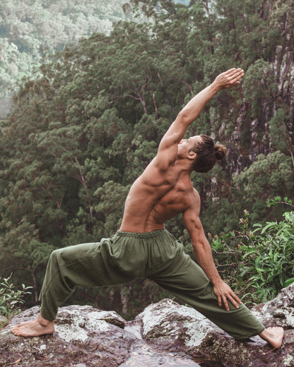 YUGI Green Sage Pantalon de yoga en coton pour hommes Poches teintées de plantes naturelles Yogi Respirant Gym Pantalon droit Festival de cordon flexible AJJAYA