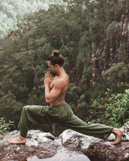 YUGI Green Sage Pantalon de yoga en coton pour hommes Poches teintées de plantes naturelles Yogi Respirant Gym Pantalon droit Festival de cordon flexible AJJAYA