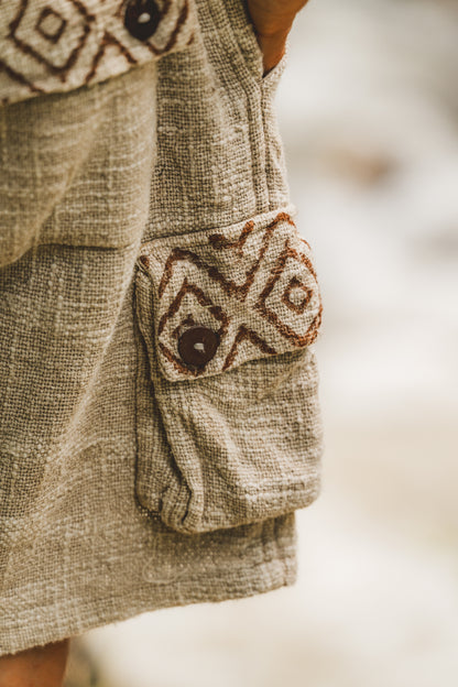 KORO Cargo Kurze Hose Herren Baumwolle Naturgefärbt Block bedruckt Tribal Muster Festival Taktische Funktionstaschen Über Knie AJJAYA