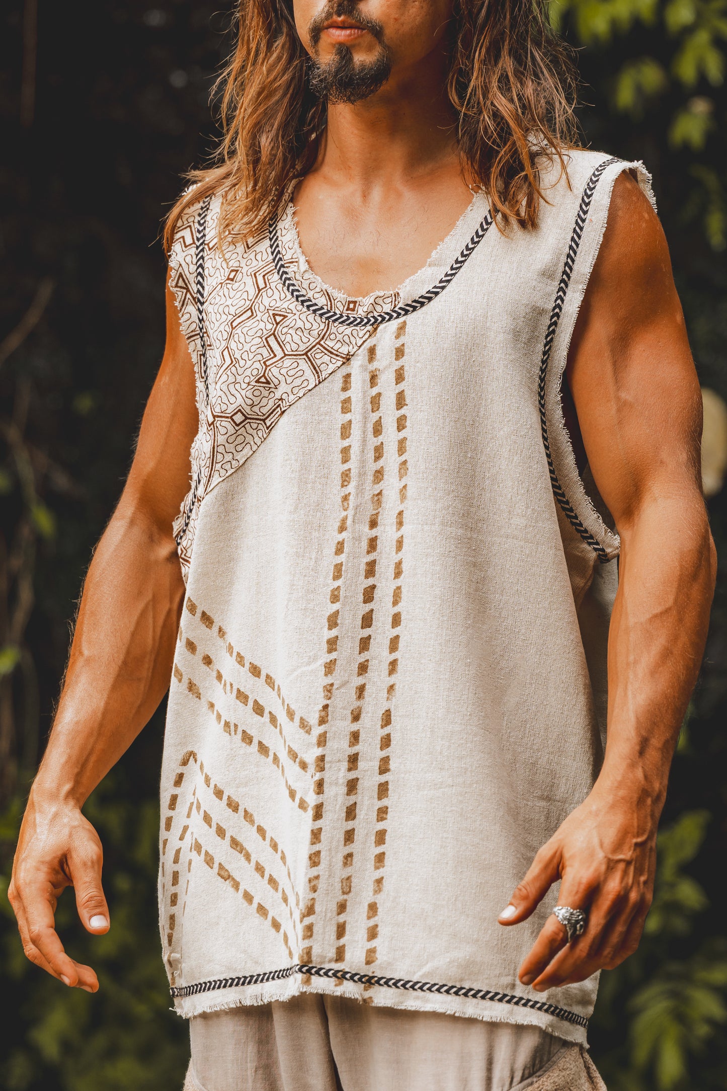 MUKTI Beige Mens Débardeur sans manches Combo Shipibo et Block Print sur coton gypsy festival chemise ethnique éclectique Tribal respirant AJJAYA