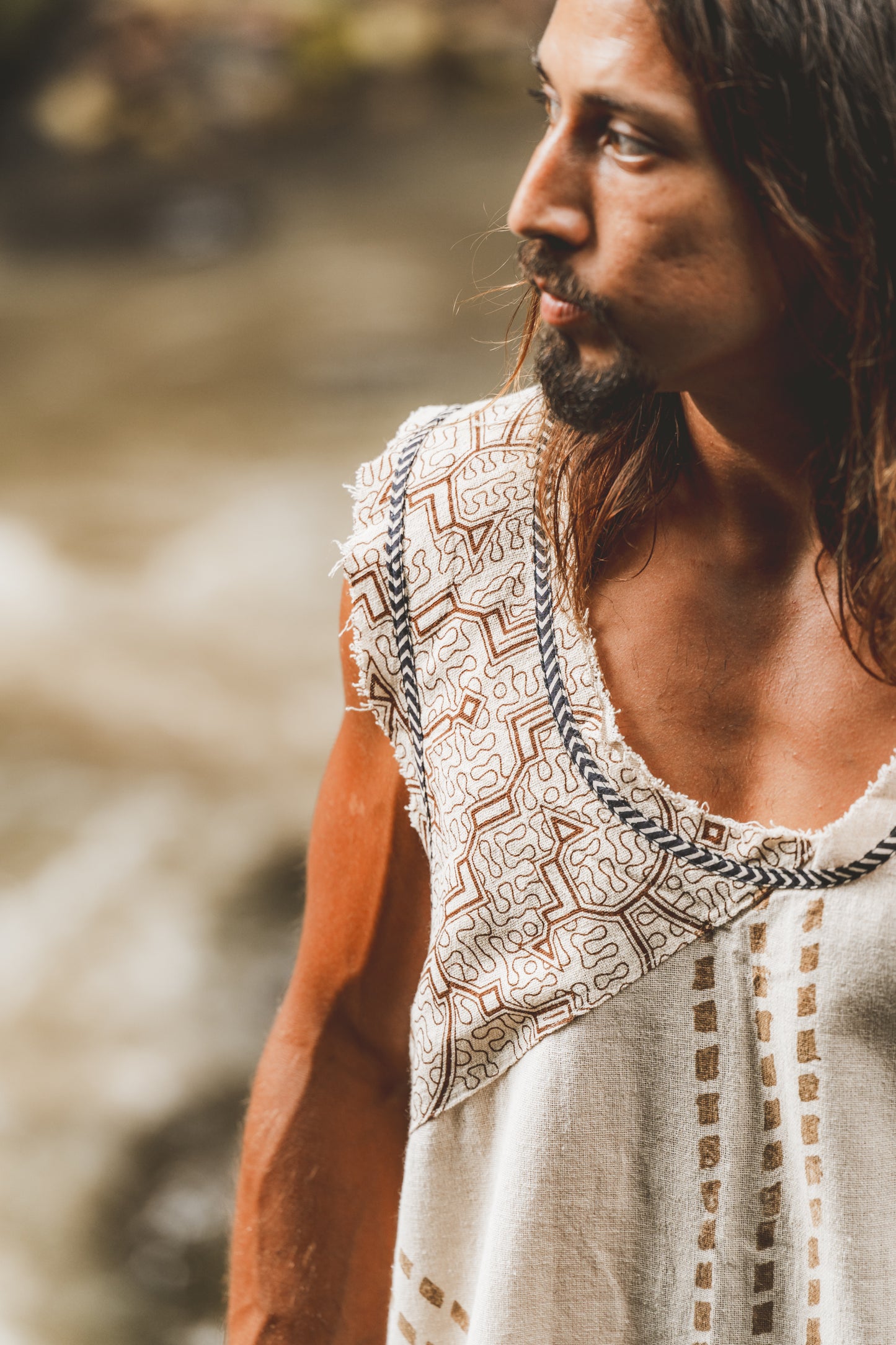 MUKTI Beige Mens Débardeur sans manches Combo Shipibo et Block Print sur coton gypsy festival chemise ethnique éclectique Tribal respirant AJJAYA
