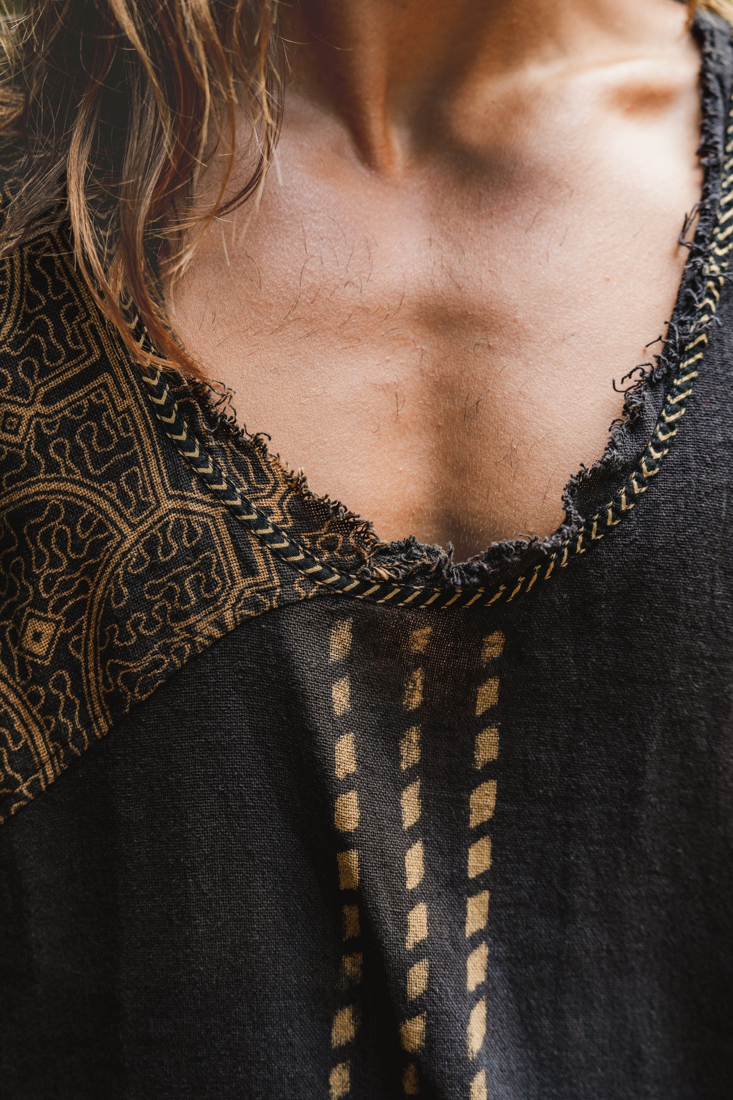 MUKTI Beige Mens Débardeur sans manches Combo Shipibo et Block Print sur coton gypsy festival chemise ethnique éclectique Tribal respirant AJJAYA