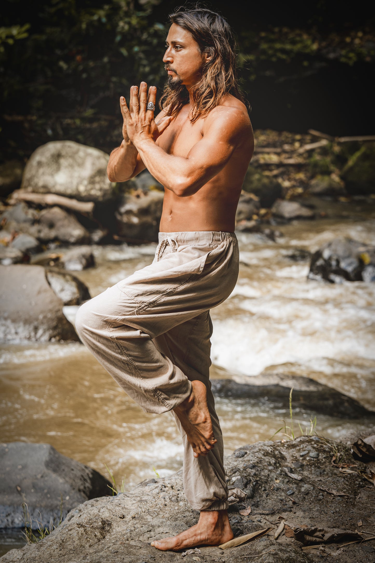 YUGI Beige Pantalon de yoga Harem en coton pour homme Poches teintées de plantes naturelles Yogi Respirant Gym Pantalon droit Cordon de serrage flexible Festival Rave AJJAYA