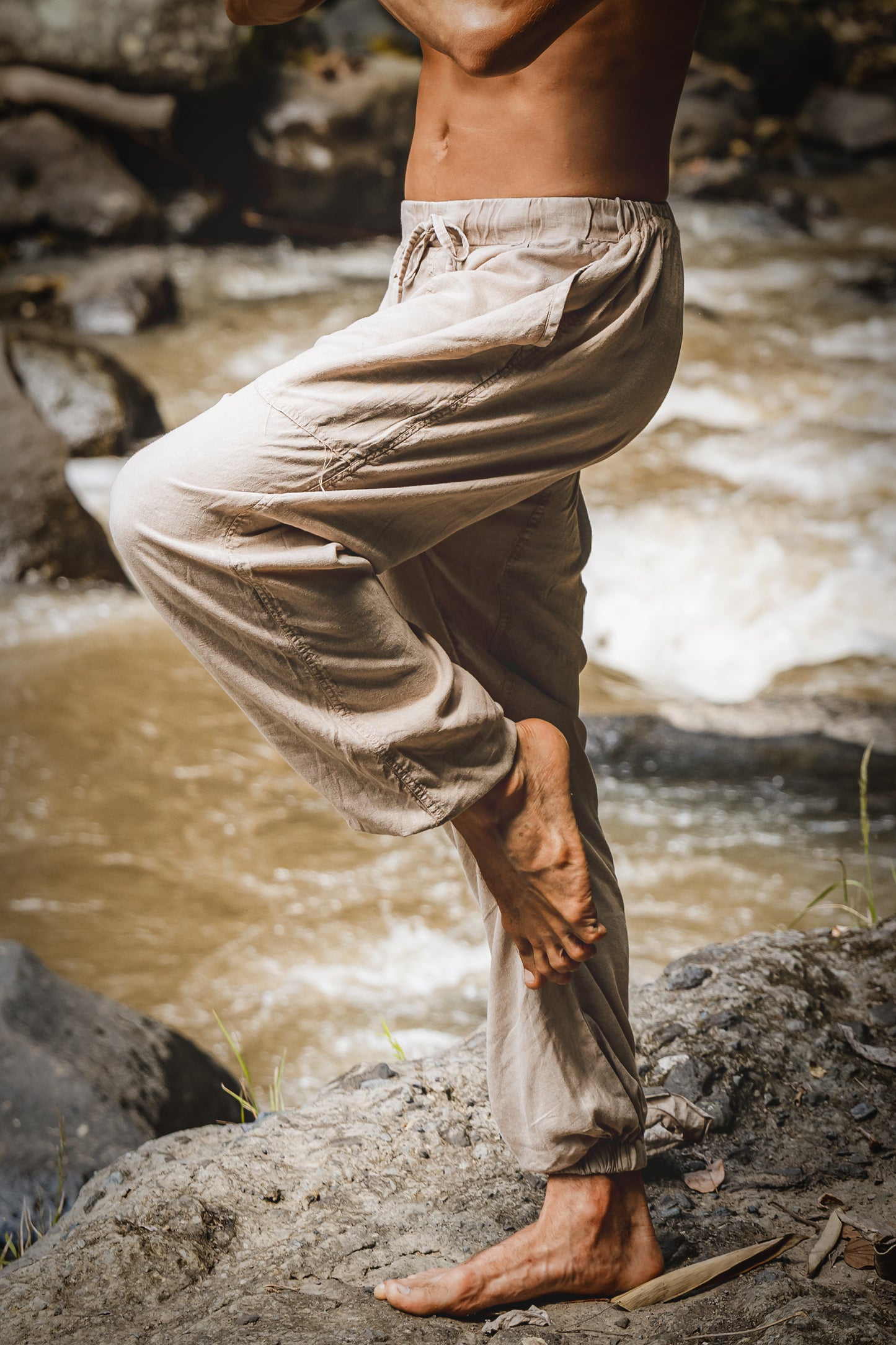 YUGI Beige Pantalon de yoga Harem en coton pour homme Poches teintées de plantes naturelles Yogi Respirant Gym Pantalon droit Cordon de serrage flexible Festival Rave AJJAYA