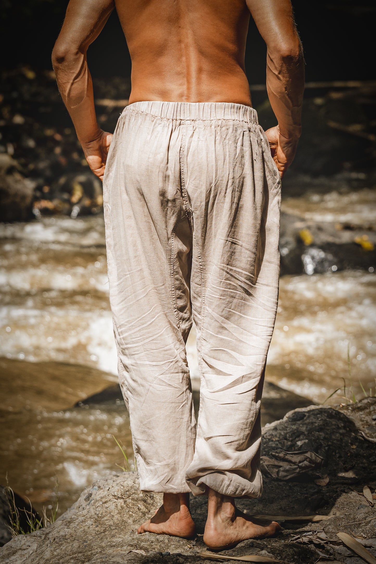 YUGI Beige Pantalon de yoga Harem en coton pour homme Poches teintées de plantes naturelles Yogi Respirant Gym Pantalon droit Cordon de serrage flexible Festival Rave AJJAYA