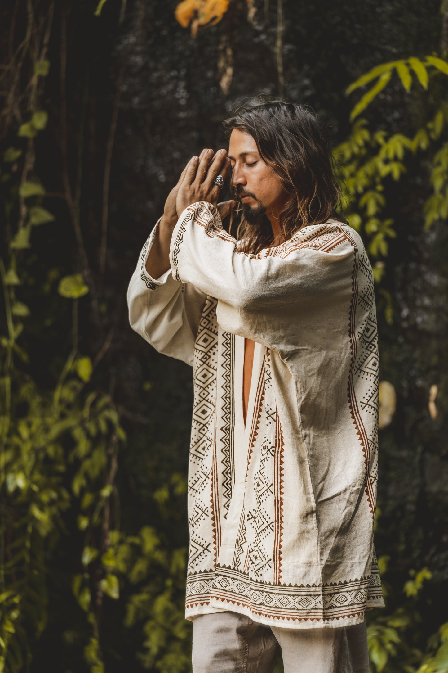 KHAL Beige Mens Open Cotton Shirt Top Tissé à la main Naturel Eco Dyed Block Imprimé Buttonless Gypsy Tribal Primitive Festival Muscle Vest AJJAYA