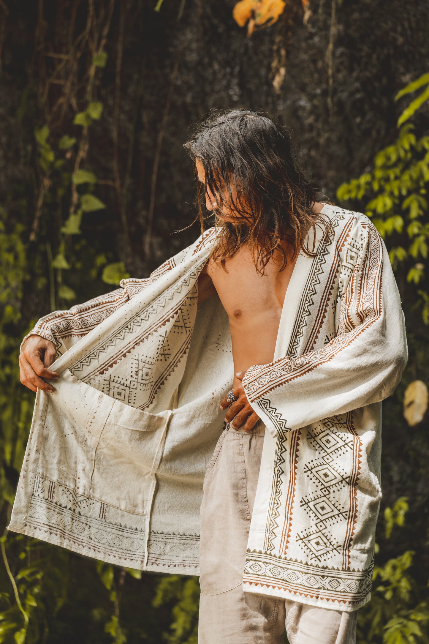 KHAL Beige Mens Open Cotton Shirt Top Tissé à la main Naturel Eco Dyed Block Imprimé Buttonless Gypsy Tribal Primitive Festival Muscle Vest AJJAYA