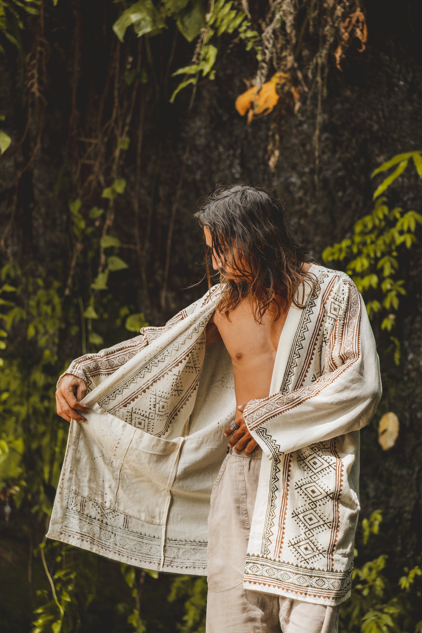 KHAL Beige Mens Open Cotton Shirt Top Tissé à la main Naturel Eco Dyed Block Imprimé Buttonless Gypsy Tribal Primitive Festival Muscle Vest AJJAYA