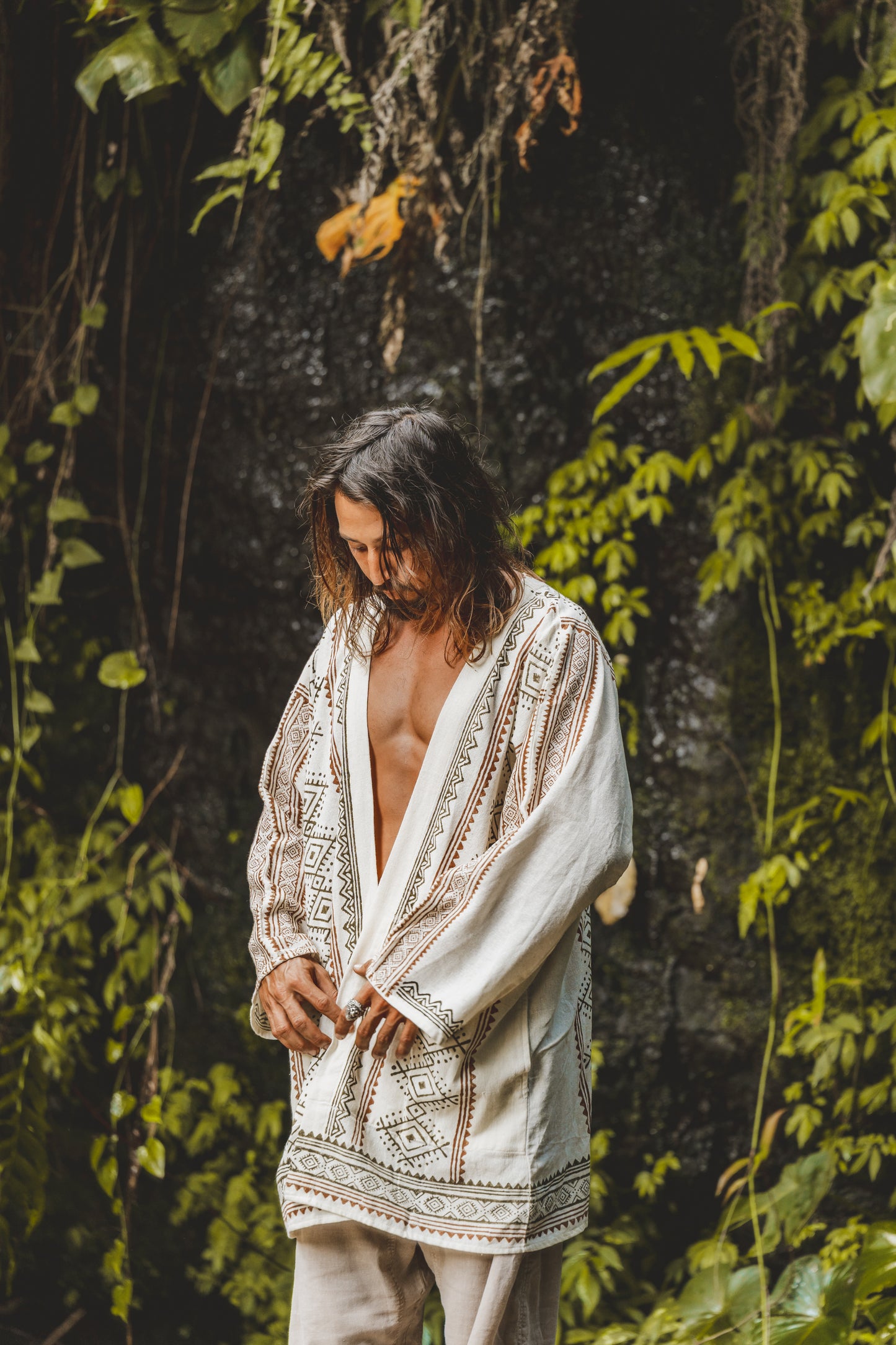 KHAL Beige Mens Open Cotton Shirt Top Tissé à la main Naturel Eco Dyed Block Imprimé Buttonless Gypsy Tribal Primitive Festival Muscle Vest AJJAYA