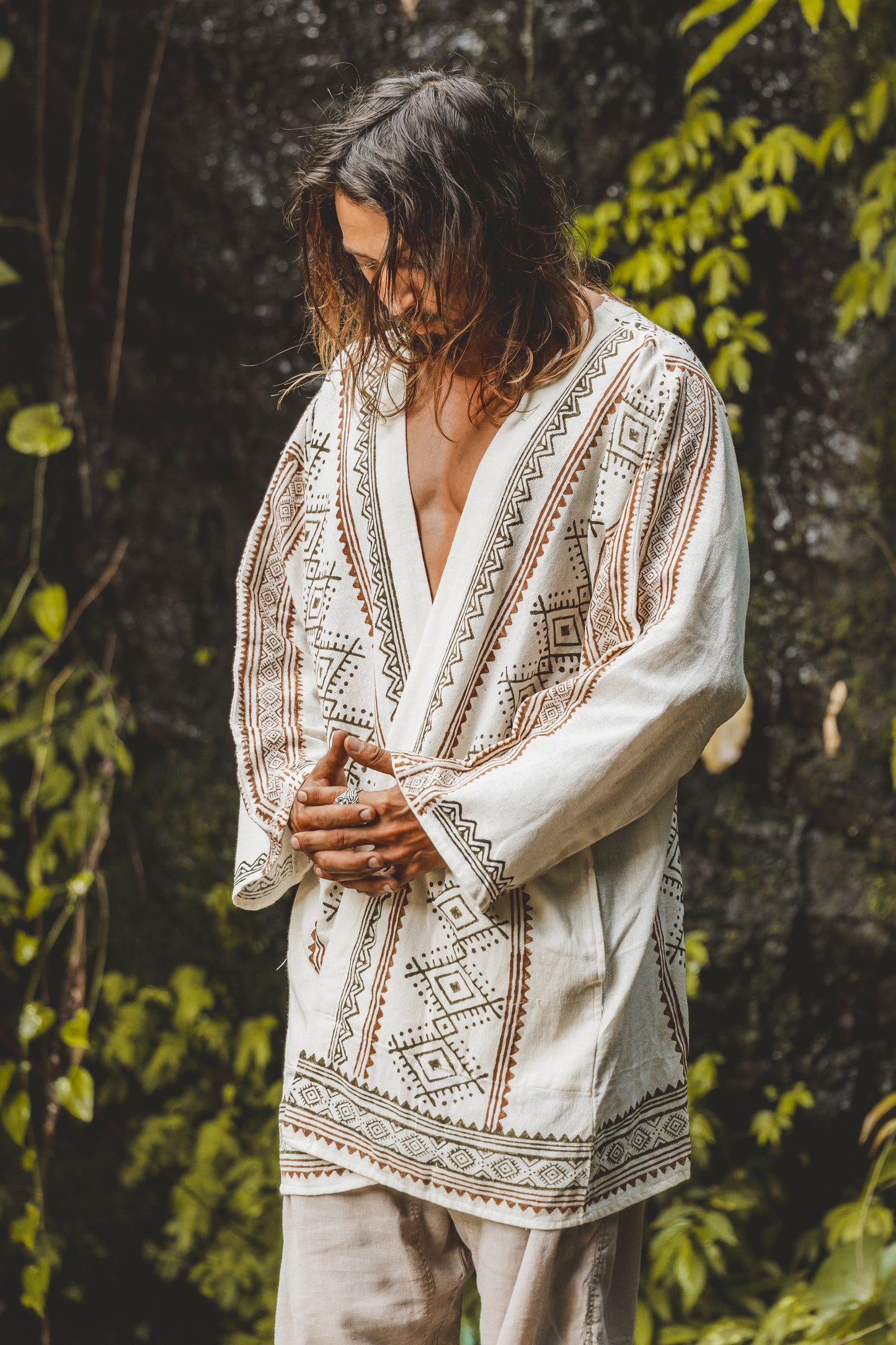 KHAL Beige Mens Open Cotton Shirt Top Tissé à la main Naturel Eco Dyed Block Imprimé Buttonless Gypsy Tribal Primitive Festival Muscle Vest AJJAYA