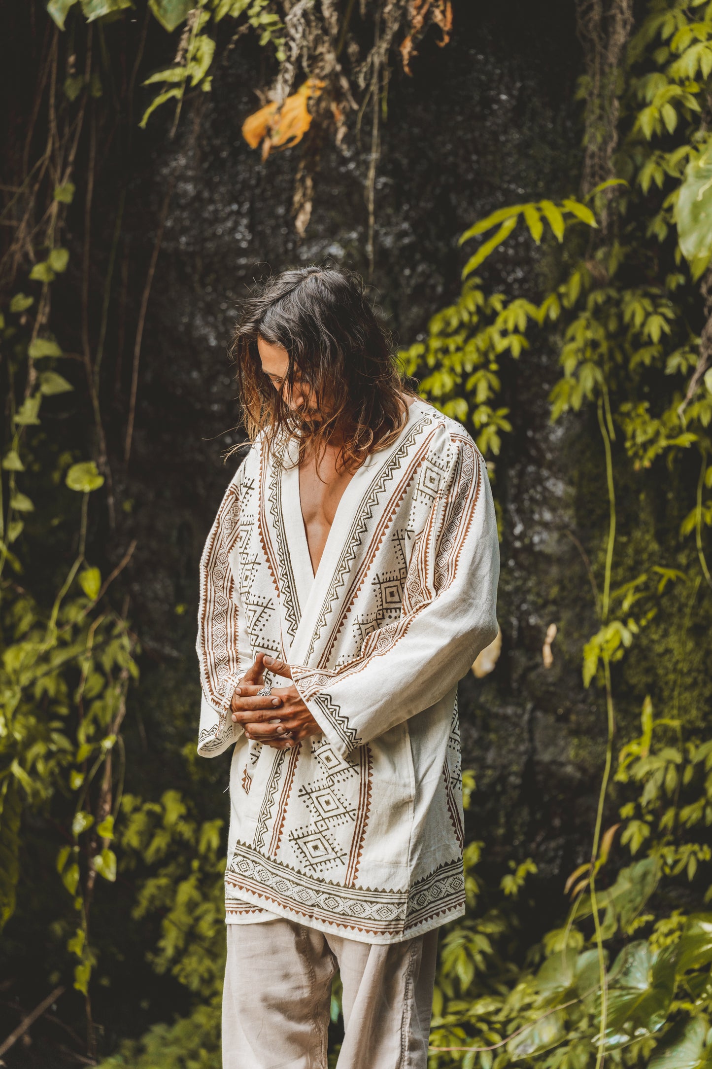 KHAL Beige Mens Open Cotton Shirt Top Tissé à la main Naturel Eco Dyed Block Imprimé Buttonless Gypsy Tribal Primitive Festival Muscle Vest AJJAYA