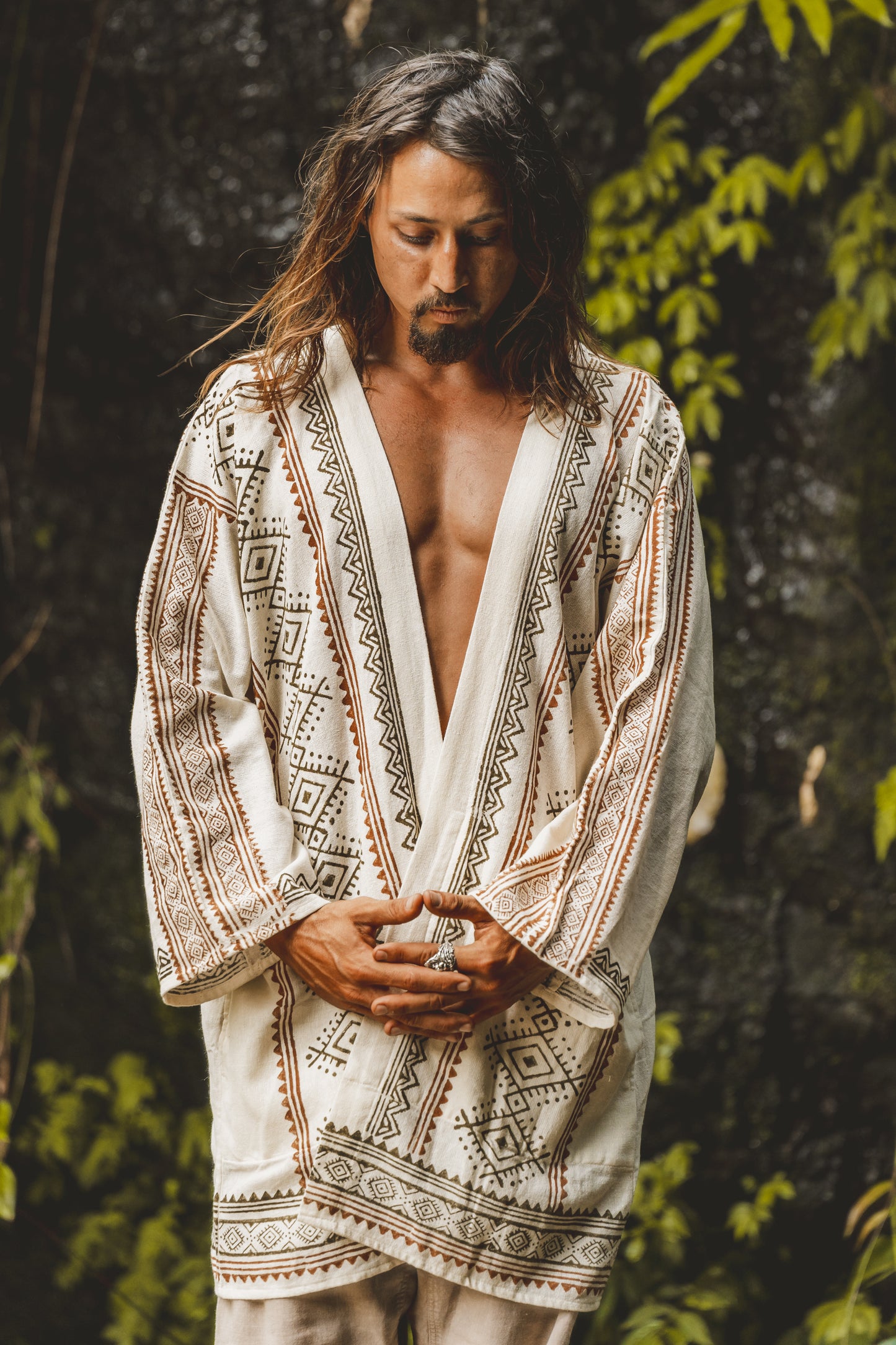 KHAL Beige Mens Open Cotton Shirt Top Tissé à la main Naturel Eco Dyed Block Imprimé Buttonless Gypsy Tribal Primitive Festival Muscle Vest AJJAYA