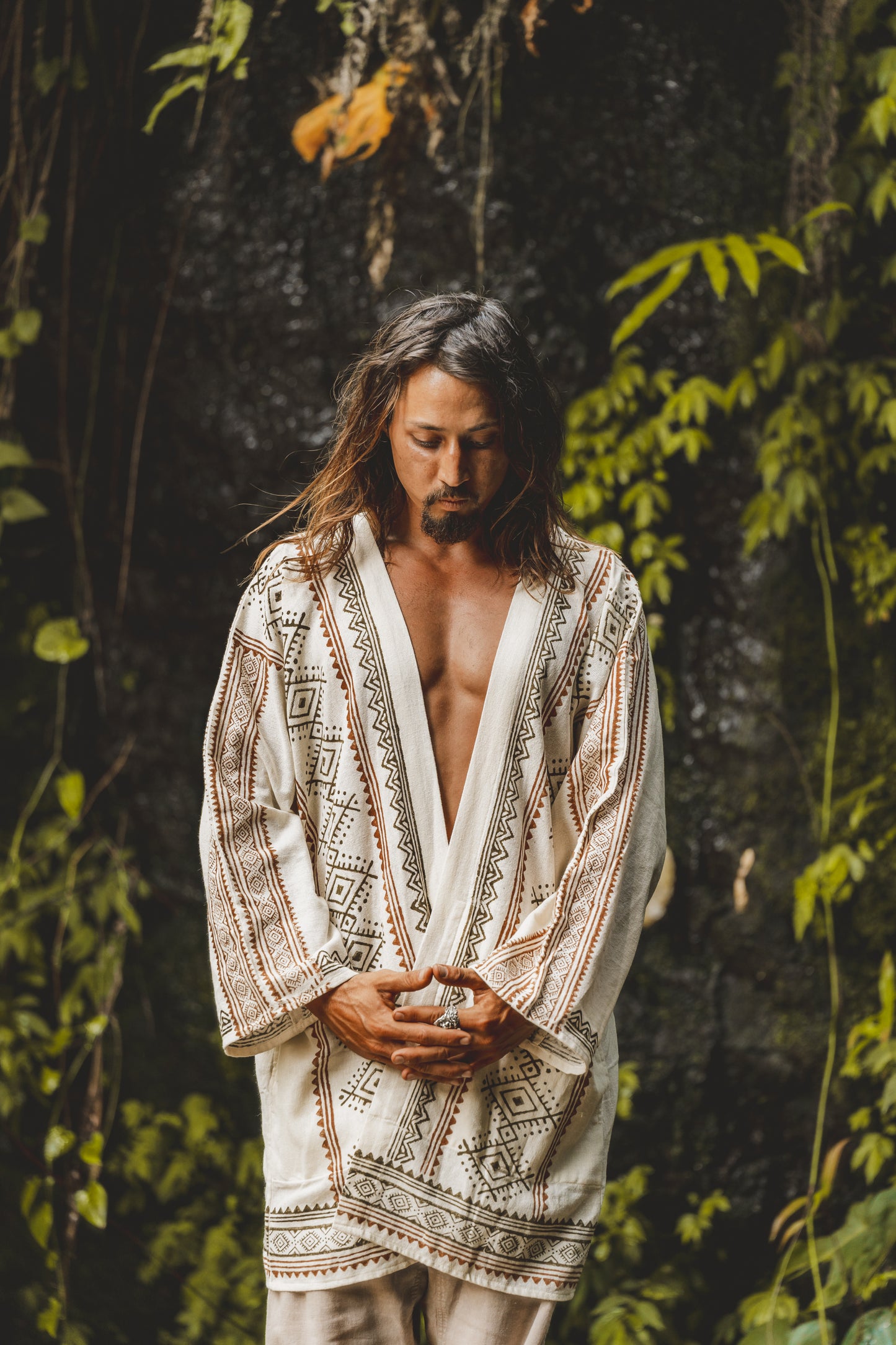 KHAL Beige Mens Open Cotton Shirt Top Tissé à la main Naturel Eco Dyed Block Imprimé Buttonless Gypsy Tribal Primitive Festival Muscle Vest AJJAYA