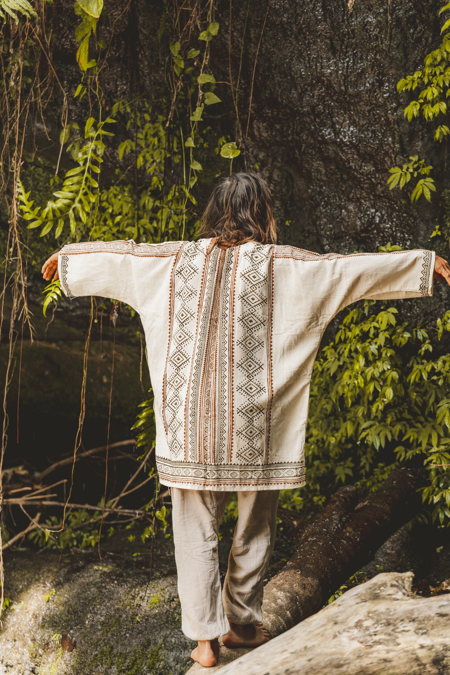 KHAL Beige Mens Open Cotton Shirt Top Tissé à la main Naturel Eco Dyed Block Imprimé Buttonless Gypsy Tribal Primitive Festival Muscle Vest AJJAYA