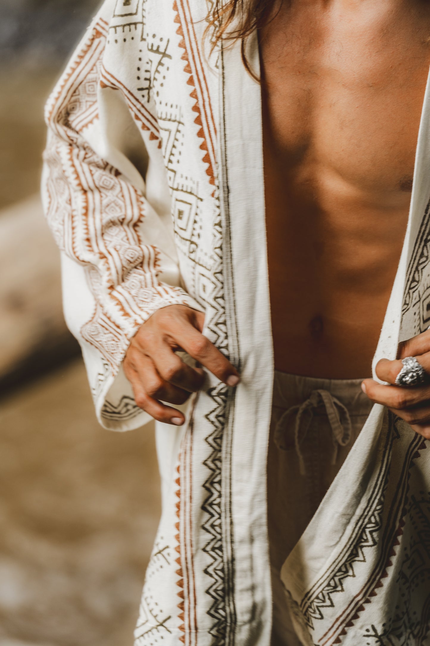 KHAL Beige Mens Open Cotton Shirt Top Tissé à la main Naturel Eco Dyed Block Imprimé Buttonless Gypsy Tribal Primitive Festival Muscle Vest AJJAYA