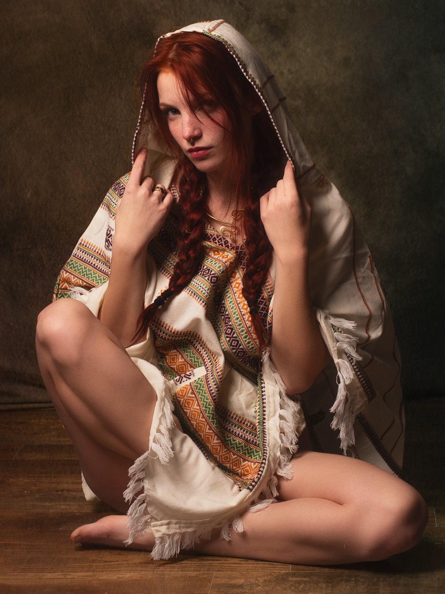 Poncho blanco hecho a mano con capucha de lana de cachemira, patrón tribal terroso Festival Gypsy AJJAYA Boho bohemio primitivo nómada bolsillos mexicanos