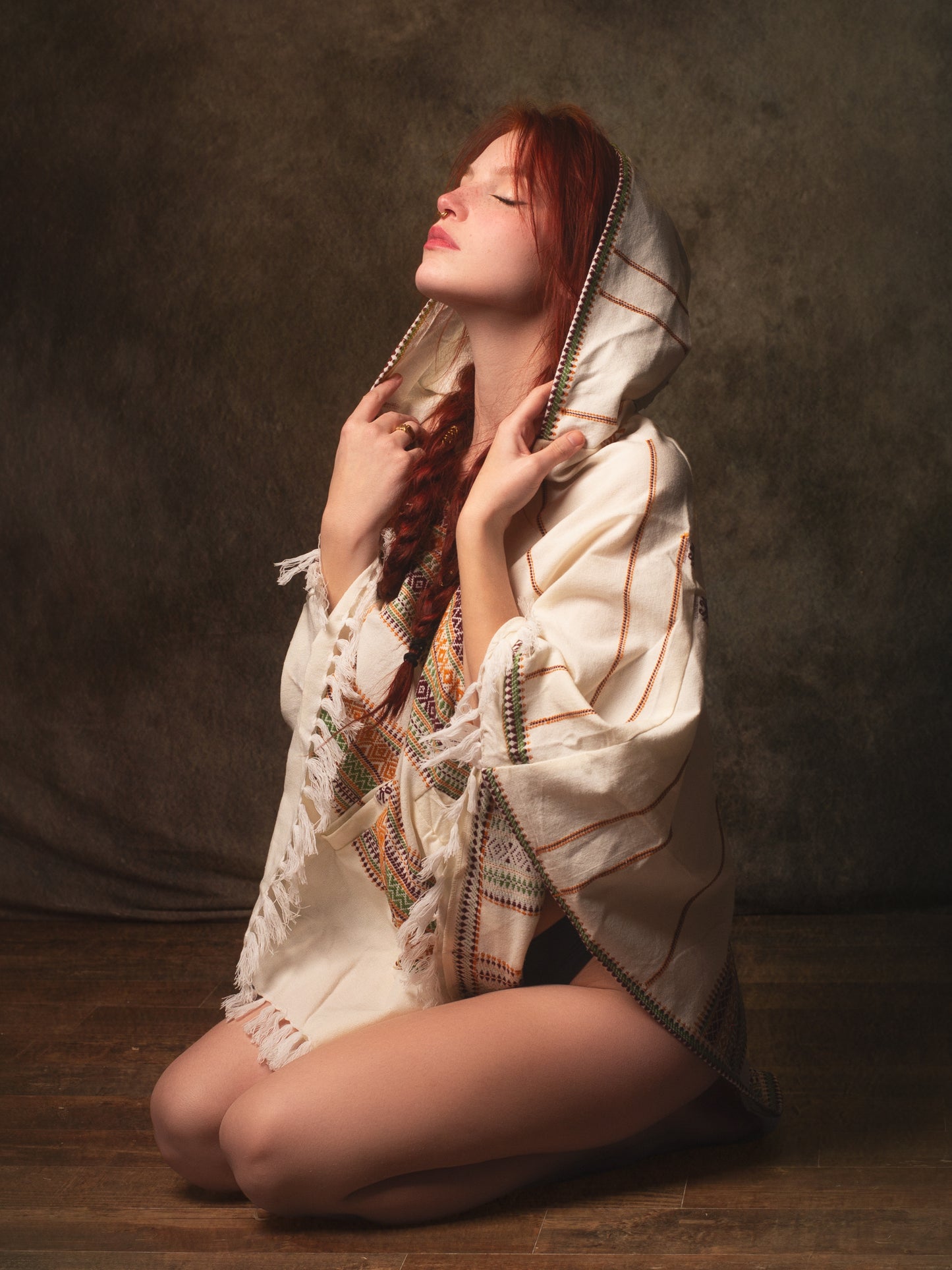 Poncho blanco hecho a mano con capucha de lana de cachemira, patrón tribal terroso Festival Gypsy AJJAYA Boho bohemio primitivo nómada bolsillos mexicanos