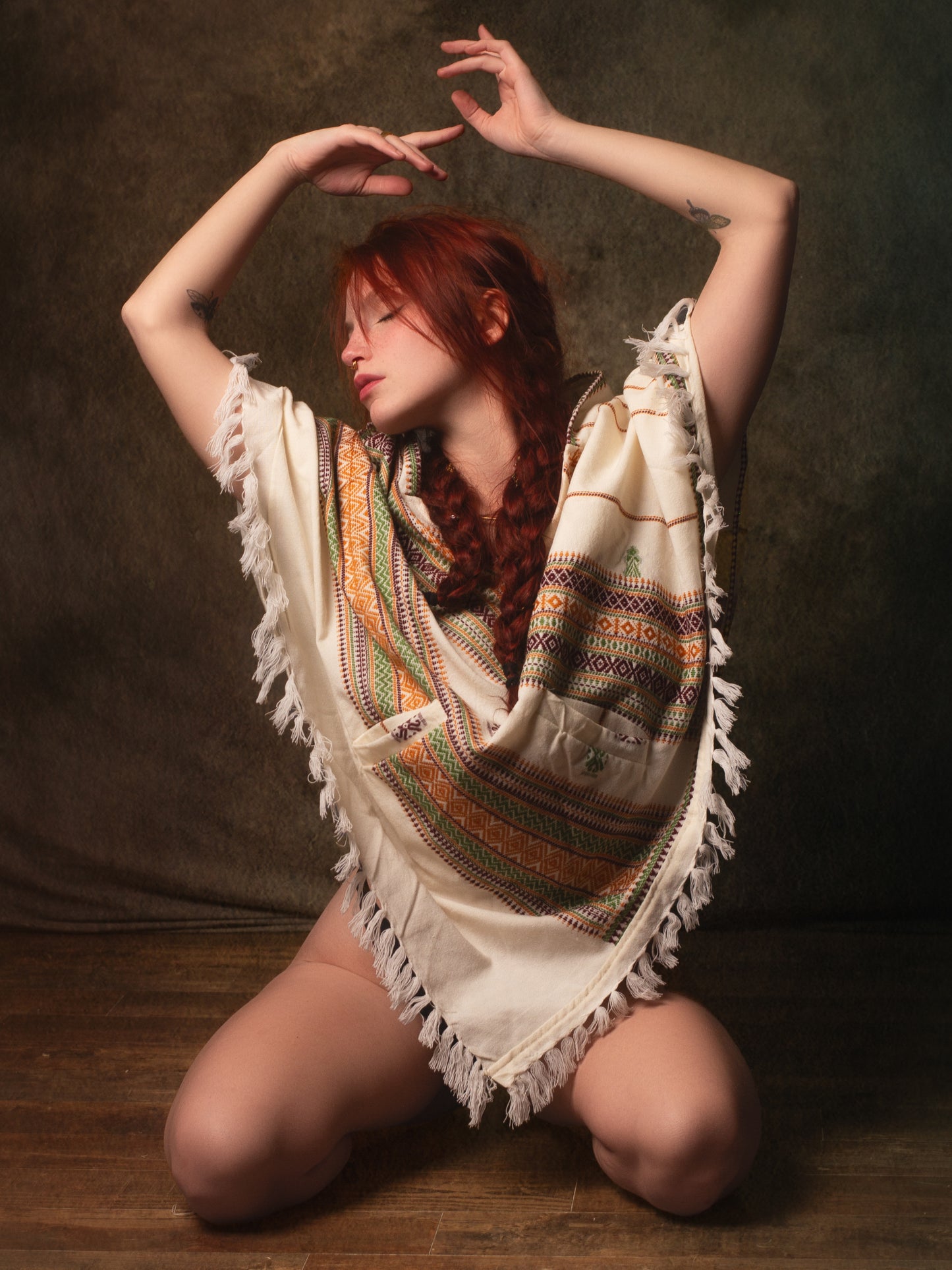 Poncho blanco hecho a mano con capucha de lana de cachemira, patrón tribal terroso Festival Gypsy AJJAYA Boho bohemio primitivo nómada bolsillos mexicanos