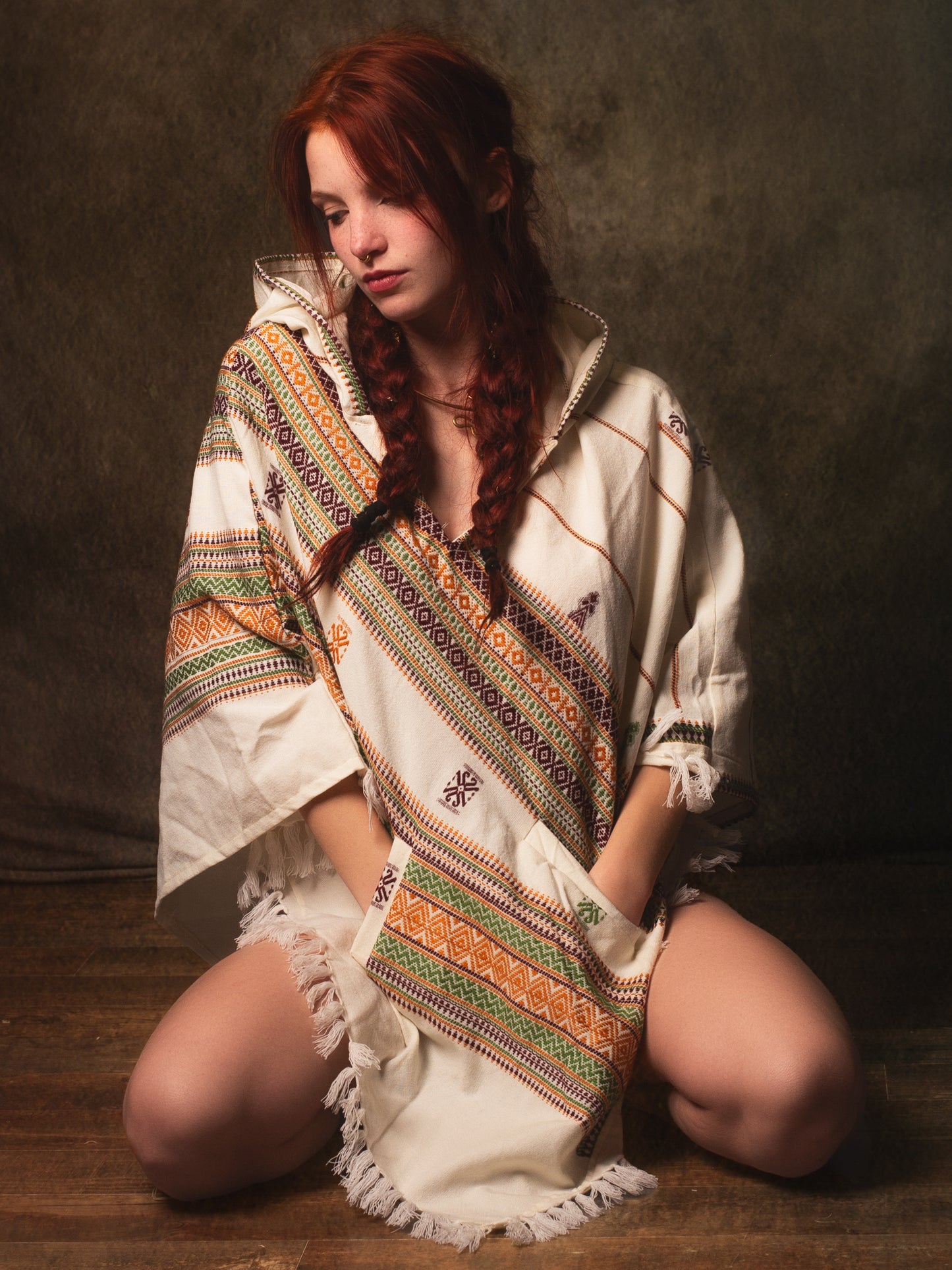 Poncho blanco hecho a mano con capucha de lana de cachemira, patrón tribal terroso Festival Gypsy AJJAYA Boho bohemio primitivo nómada bolsillos mexicanos