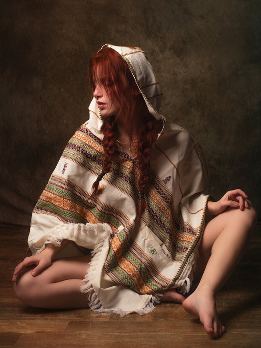 HODDI Beige handgemachter Poncho mit Kapuze Kaschmir und Acrylwolle, Erdiges Tribal Muster Festival Gypsy AJJAYA Boho Primitive Mexikanische Taschen